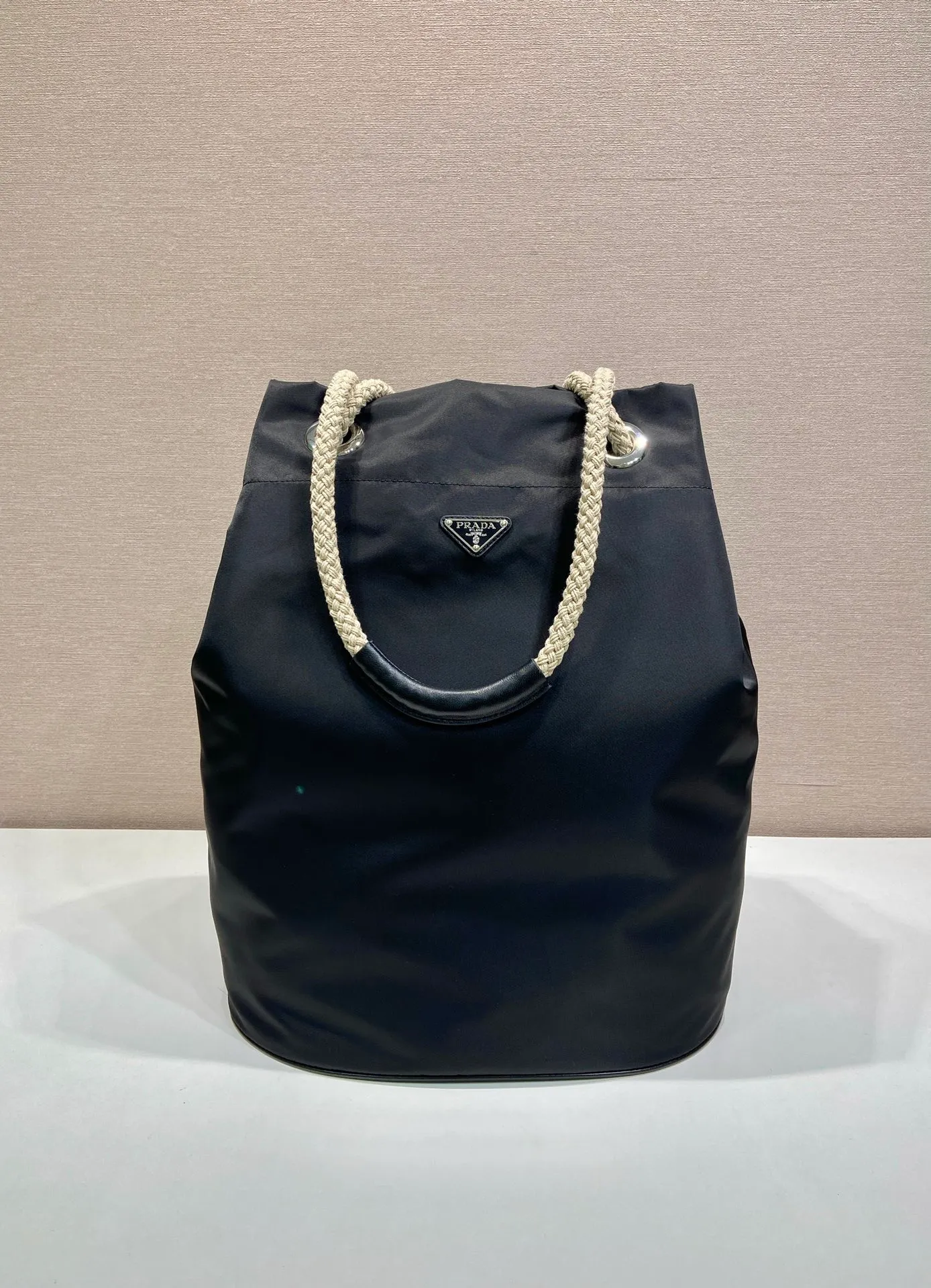 💰1160🎉Men's Bucket Bag🎉2VG133 Catwalk Style🎉🎉 This Re-Nylon handbag is designed with nylon fabric and calfskin. Unique combinations add a charming touch. The sliding rope handle highlights the versatility of this bag, making it easy to carry by hand or shoulder/crossbody, and features top-quality hardware. It has a large capacity, is very casual and fashionable, and is a popular style that will never go out of style. Baby, hurry up and get it🎉🎉 Length 34x Height 44x Bottom 24cm🎉🎉 🎉🎉🎉💰💰💰