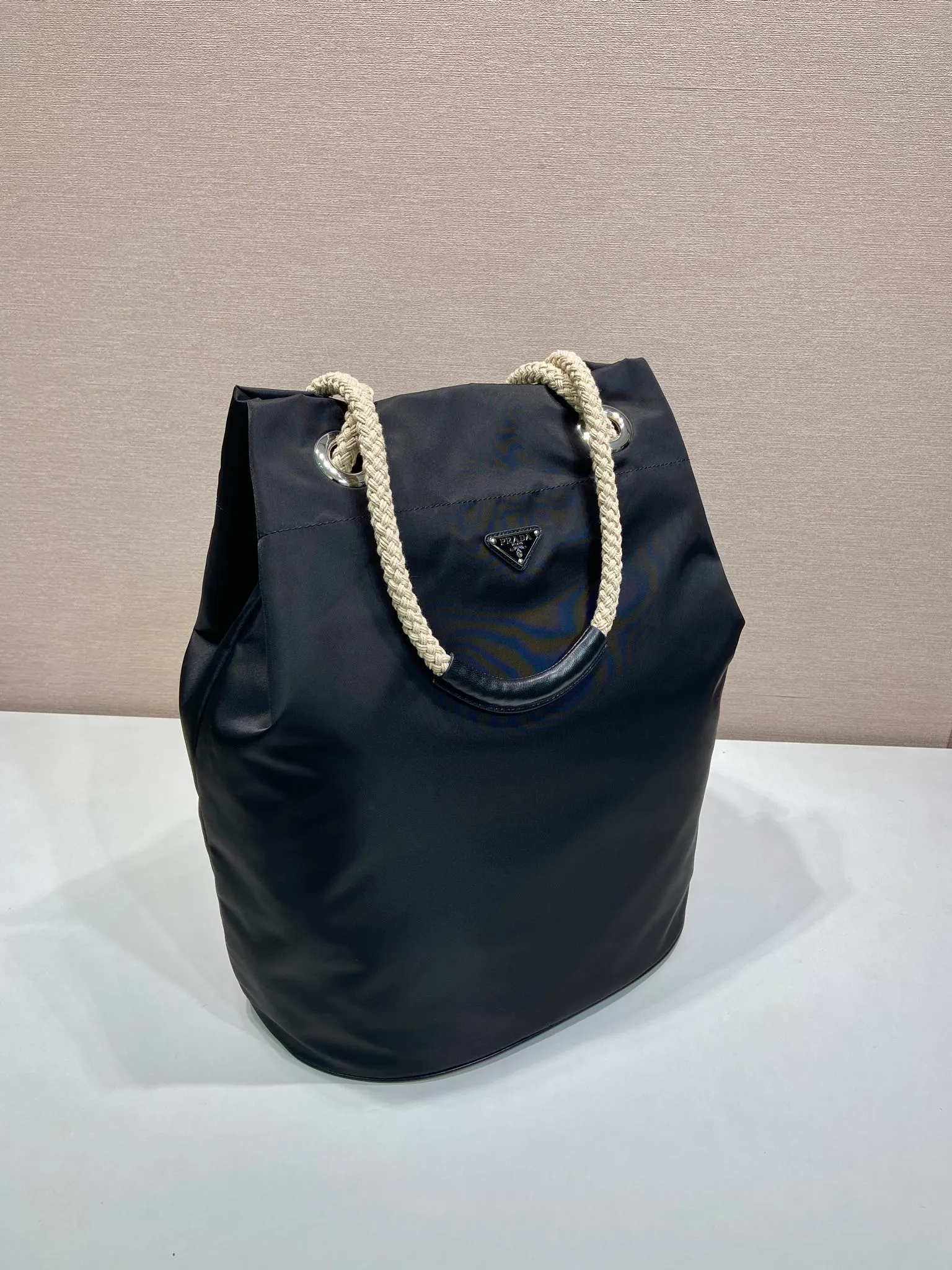 💰1160🎉Men's Bucket Bag🎉2VG133 Catwalk Style🎉🎉 This Re-Nylon handbag is designed with nylon fabric and calfskin. Unique combinations add a charming touch. The sliding rope handle highlights the versatility of this bag, making it easy to carry by hand or shoulder/crossbody, and features top-quality hardware. It has a large capacity, is very casual and fashionable, and is a popular style that will never go out of style. Baby, hurry up and get it🎉🎉 Length 34x Height 44x Bottom 24cm🎉🎉 🎉🎉🎉💰💰💰