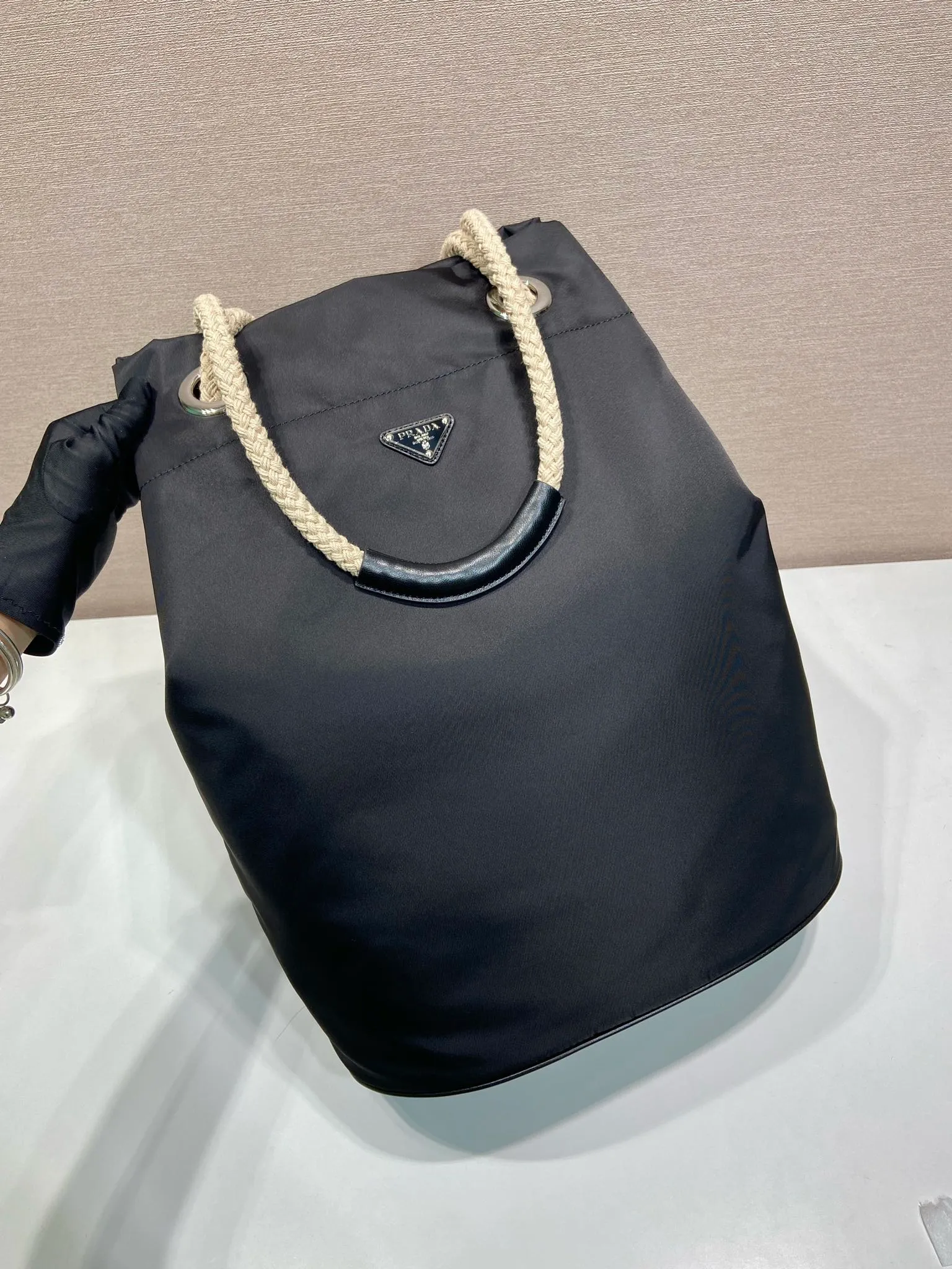 💰1160🎉Men's Bucket Bag🎉2VG133 Catwalk Style🎉🎉 This Re-Nylon handbag is designed with nylon fabric and calfskin. Unique combinations add a charming touch. The sliding rope handle highlights the versatility of this bag, making it easy to carry by hand or shoulder/crossbody, and features top-quality hardware. It has a large capacity, is very casual and fashionable, and is a popular style that will never go out of style. Baby, hurry up and get it🎉🎉 Length 34x Height 44x Bottom 24cm🎉🎉 🎉🎉🎉💰💰💰