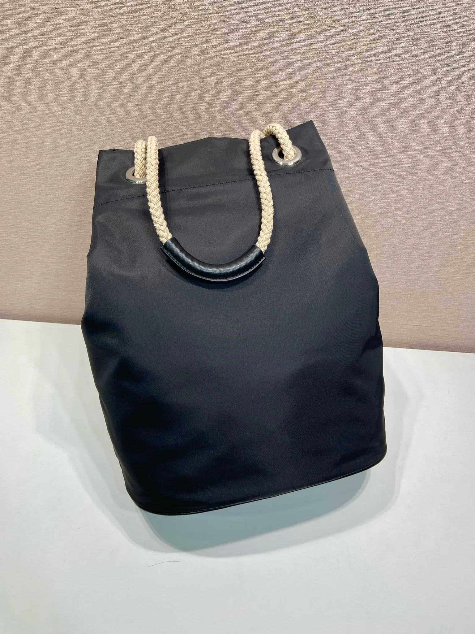 💰1160🎉Men's Bucket Bag🎉2VG133 Catwalk Style🎉🎉 This Re-Nylon handbag is designed with nylon fabric and calfskin. Unique combinations add a charming touch. The sliding rope handle highlights the versatility of this bag, making it easy to carry by hand or shoulder/crossbody, and features top-quality hardware. It has a large capacity, is very casual and fashionable, and is a popular style that will never go out of style. Baby, hurry up and get it🎉🎉 Length 34x Height 44x Bottom 24cm🎉🎉 🎉🎉🎉💰💰💰