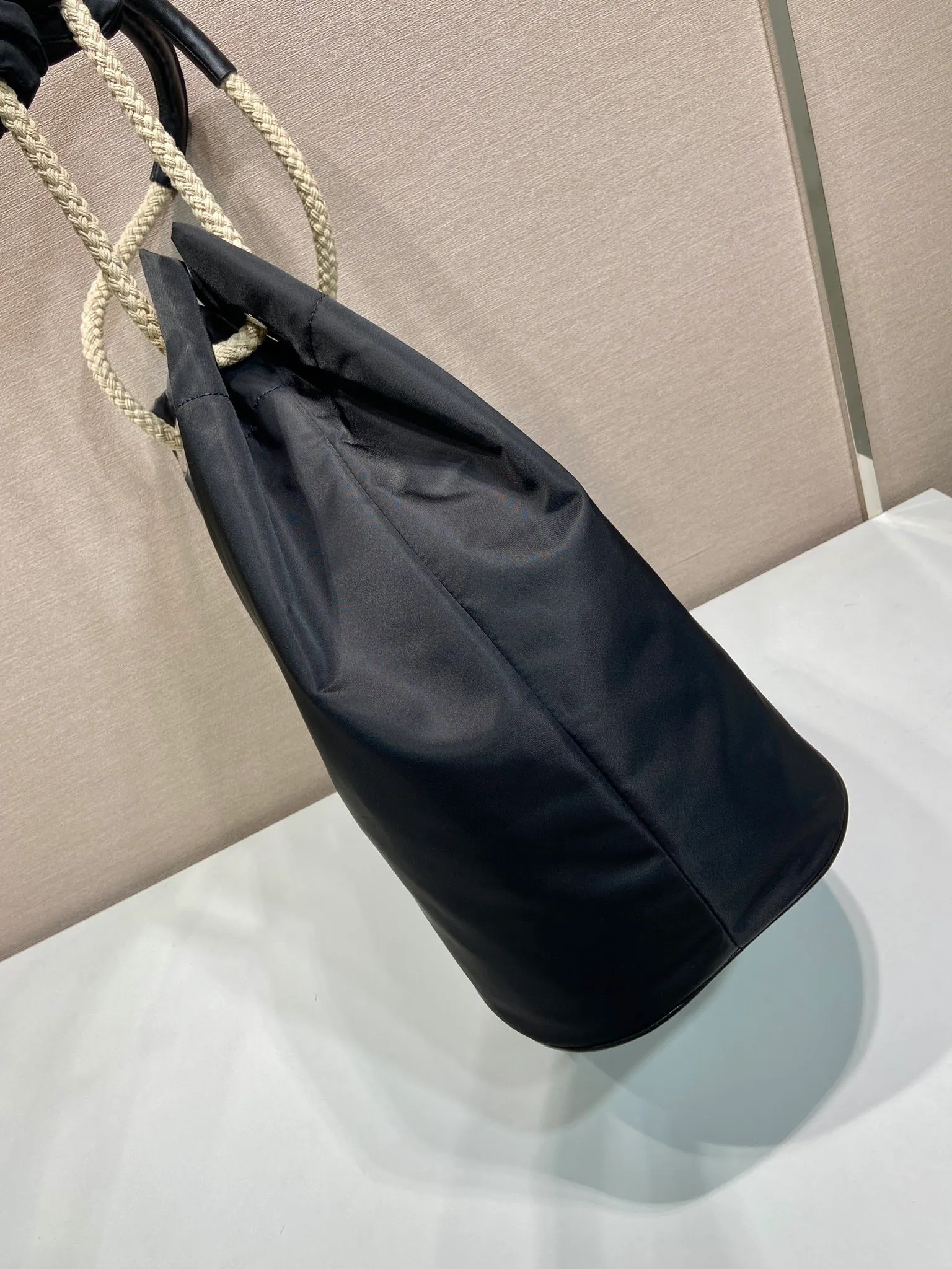 💰1160🎉Men's Bucket Bag🎉2VG133 Catwalk Style🎉🎉 This Re-Nylon handbag is designed with nylon fabric and calfskin. Unique combinations add a charming touch. The sliding rope handle highlights the versatility of this bag, making it easy to carry by hand or shoulder/crossbody, and features top-quality hardware. It has a large capacity, is very casual and fashionable, and is a popular style that will never go out of style. Baby, hurry up and get it🎉🎉 Length 34x Height 44x Bottom 24cm🎉🎉 🎉🎉🎉💰💰💰