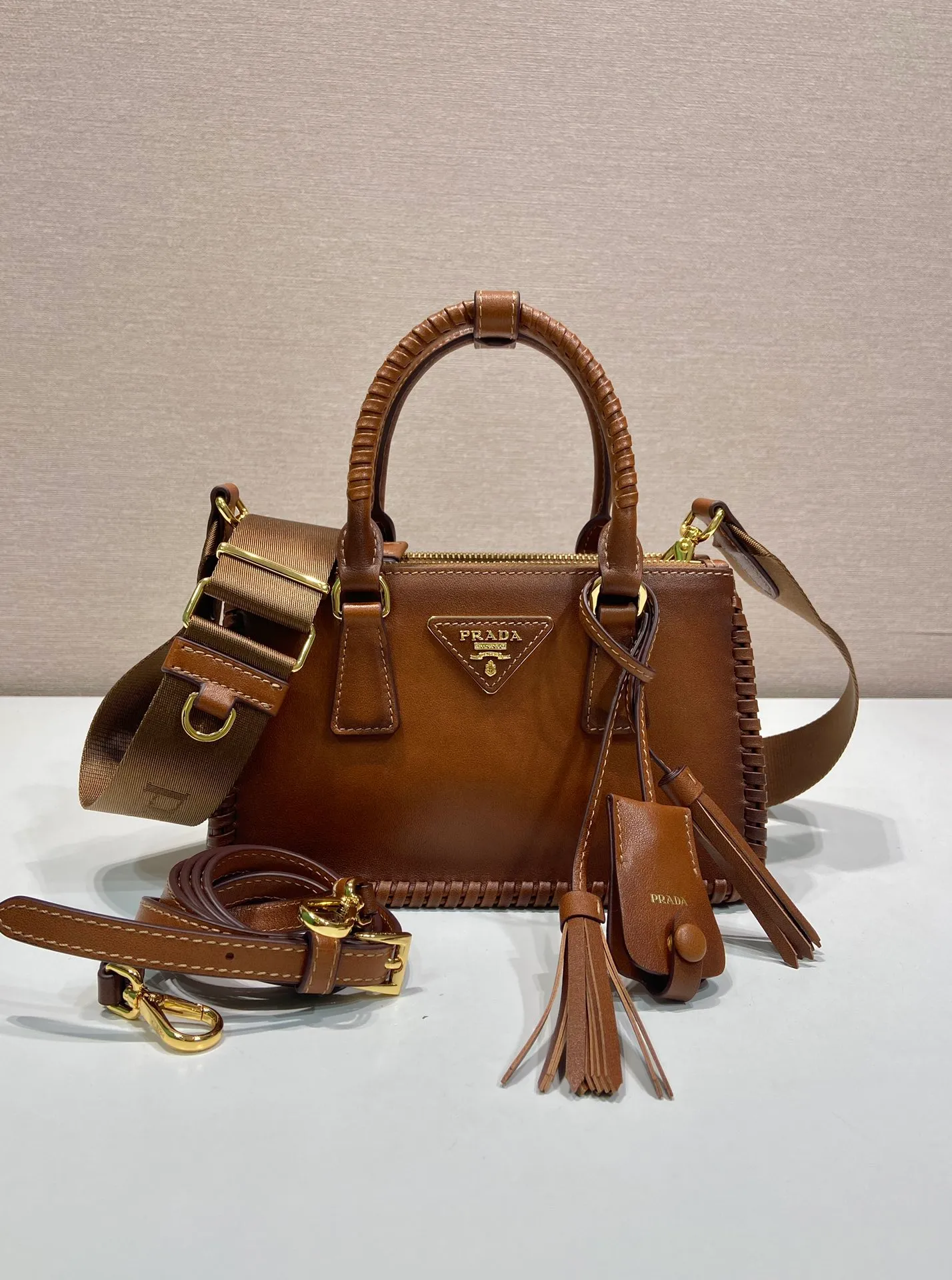 💰1900🎉Woven mini killer🎉1BA916 double shoulder strap🎉🎉 This Galleria handbag is made of iconic imported calfskin, equipped with 2 detachable shoulder straps, hand-woven thread, top brushed hardware👍👍 It is a chic interpretation of classic and timeless elegance. For beauties in the current era of fashionable small bags. It’s worth owning, it can easily be used for girls’ daily travels📱💄🚗🔑, it has large capacity, is beautiful and practical🙊🙊A bag that will never go out of style anytime you use it😘😘Hurry up and get it👏👏Another popular style that will never go out of style🎉🎉 Length 21x Height 12.5x Bottom 8.5cm