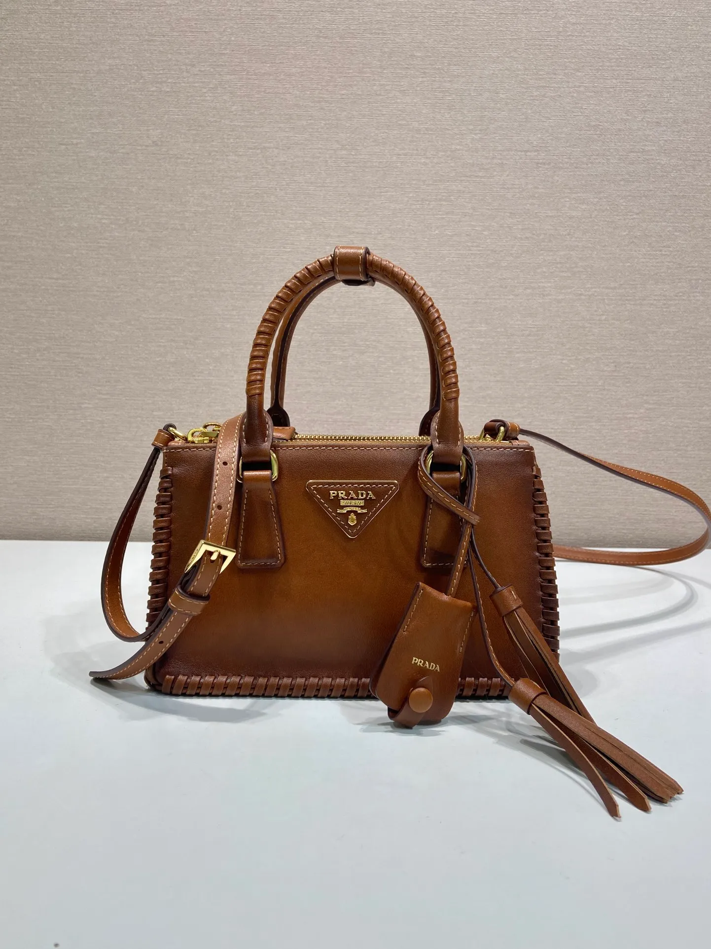💰1900🎉Woven mini killer🎉1BA916 double shoulder strap🎉🎉 This Galleria handbag is made of iconic imported calfskin, equipped with 2 detachable shoulder straps, hand-woven thread, top brushed hardware👍👍 It is a chic interpretation of classic and timeless elegance. For beauties in the current era of fashionable small bags. It’s worth owning, it can easily be used for girls’ daily travels📱💄🚗🔑, it has large capacity, is beautiful and practical🙊🙊A bag that will never go out of style anytime you use it😘😘Hurry up and get it👏👏Another popular style that will never go out of style🎉🎉 Length 21x Height 12.5x Bottom 8.5cm