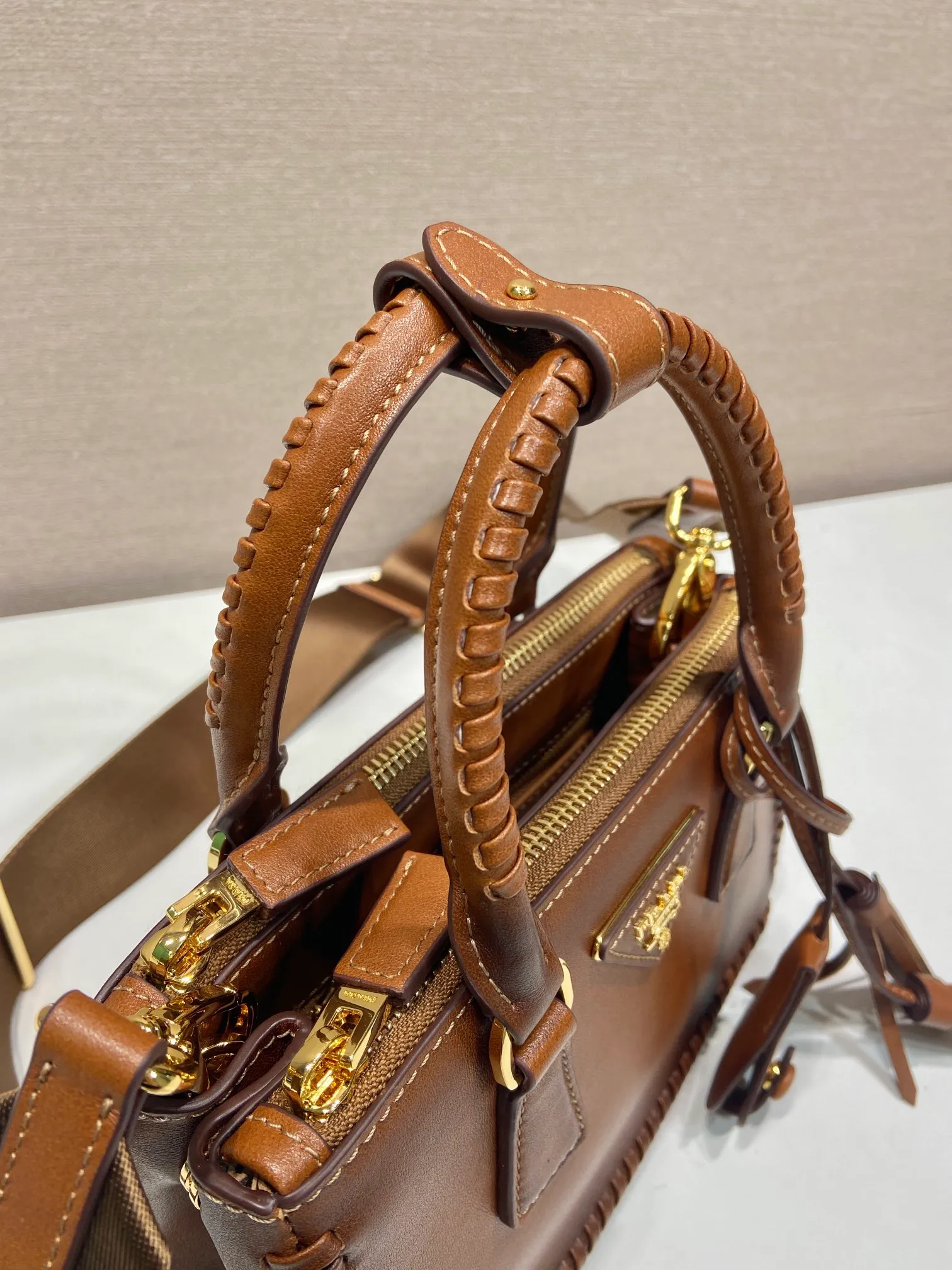 💰1900🎉Woven mini killer🎉1BA916 double shoulder strap🎉🎉 This Galleria handbag is made of iconic imported calfskin, equipped with 2 detachable shoulder straps, hand-woven thread, top brushed hardware👍👍 It is a chic interpretation of classic and timeless elegance. For beauties in the current era of fashionable small bags. It’s worth owning, it can easily be used for girls’ daily travels📱💄🚗🔑, it has large capacity, is beautiful and practical🙊🙊A bag that will never go out of style anytime you use it😘😘Hurry up and get it👏👏Another popular style that will never go out of style🎉🎉 Length 21x Height 12.5x Bottom 8.5cm
