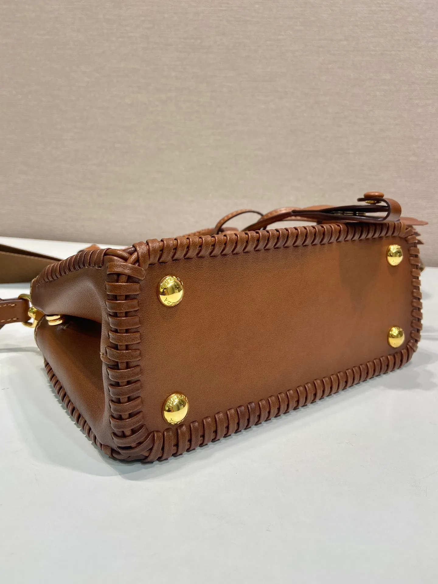💰1900🎉Woven mini killer🎉1BA916 double shoulder strap🎉🎉 This Galleria handbag is made of iconic imported calfskin, equipped with 2 detachable shoulder straps, hand-woven thread, top brushed hardware👍👍 It is a chic interpretation of classic and timeless elegance. For beauties in the current era of fashionable small bags. It’s worth owning, it can easily be used for girls’ daily travels📱💄🚗🔑, it has large capacity, is beautiful and practical🙊🙊A bag that will never go out of style anytime you use it😘😘Hurry up and get it👏👏Another popular style that will never go out of style🎉🎉 Length 21x Height 12.5x Bottom 8.5cm
