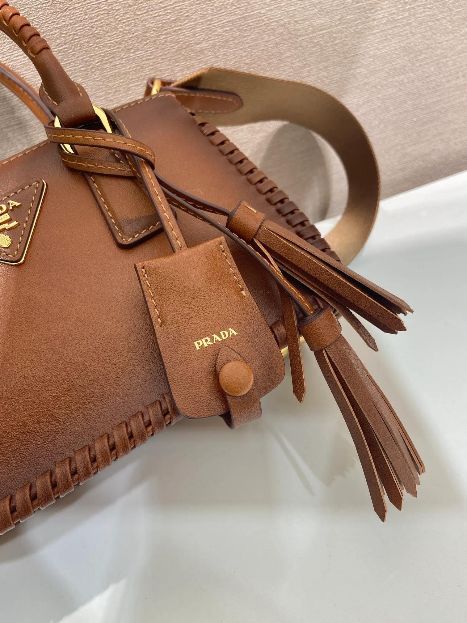 💰1900🎉Woven mini killer🎉1BA916 double shoulder strap🎉🎉 This Galleria handbag is made of iconic imported calfskin, equipped with 2 detachable shoulder straps, hand-woven thread, top brushed hardware👍👍 It is a chic interpretation of classic and timeless elegance. For beauties in the current era of fashionable small bags. It’s worth owning, it can easily be used for girls’ daily travels📱💄🚗🔑, it has large capacity, is beautiful and practical🙊🙊A bag that will never go out of style anytime you use it😘😘Hurry up and get it👏👏Another popular style that will never go out of style🎉🎉 Length 21x Height 12.5x Bottom 8.5cm