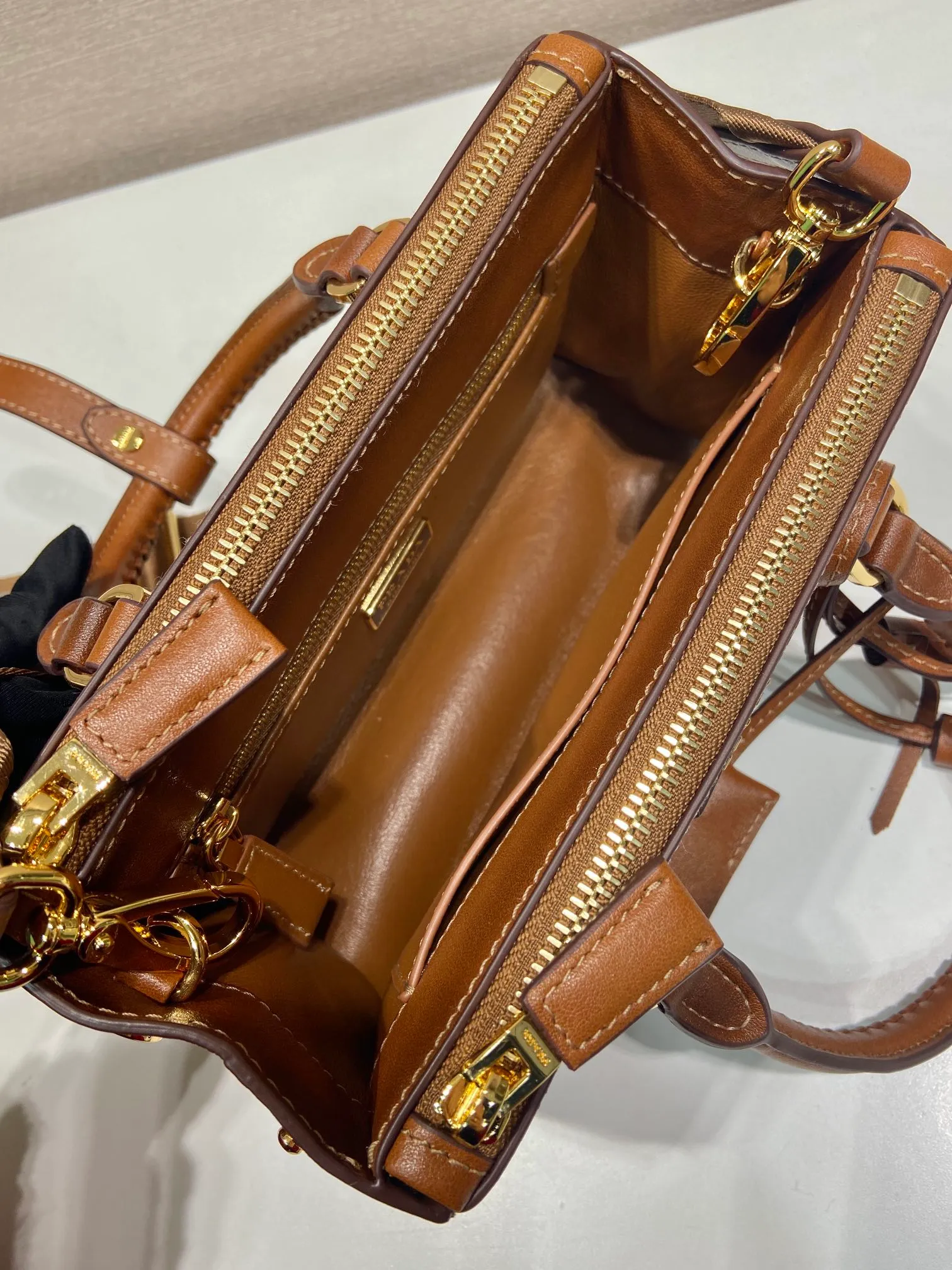 💰1900🎉Woven mini killer🎉1BA916 double shoulder strap🎉🎉 This Galleria handbag is made of iconic imported calfskin, equipped with 2 detachable shoulder straps, hand-woven thread, top brushed hardware👍👍 It is a chic interpretation of classic and timeless elegance. For beauties in the current era of fashionable small bags. It’s worth owning, it can easily be used for girls’ daily travels📱💄🚗🔑, it has large capacity, is beautiful and practical🙊🙊A bag that will never go out of style anytime you use it😘😘Hurry up and get it👏👏Another popular style that will never go out of style🎉🎉 Length 21x Height 12.5x Bottom 8.5cm