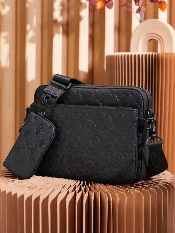 P¥1040👉nfc163C01 dynamic chip version👈【Top inspection-free all-steel hardware】This Trio messenger bag is made of Monogram embossed cow leather. The zippered front pocket and the small coin purse on the shoulder strap are both detachable, enriching the functional design with the main compartment. The removable and adjustable jacquard fabric shoulder strap is marked with the brand's logo for comfortable shoulder and cross-body wear. Cow leather - Cow leather trim - Textile lining - Metal hardware - Removable zipped front pocket - Front patch pocket - Internal patch pocket - Shoulder strap with removable small coin purse - Shoulder strap: removable and adjustable! ! Model: M46602; Size: 25x18.5x7CM