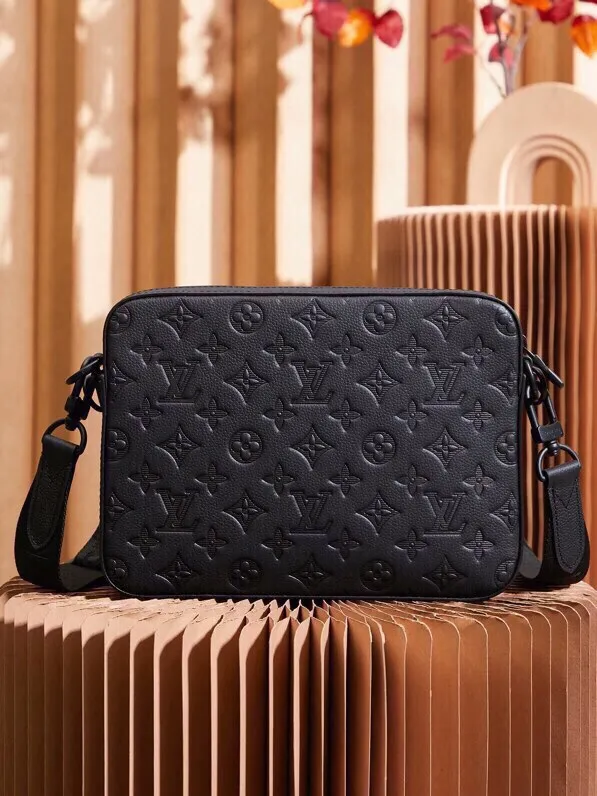 P¥1040👉nfc163C01 dynamic chip version👈【Top inspection-free all-steel hardware】This Trio messenger bag is made of Monogram embossed cow leather. The zippered front pocket and the small coin purse on the shoulder strap are both detachable, enriching the functional design with the main compartment. The removable and adjustable jacquard fabric shoulder strap is marked with the brand's logo for comfortable shoulder and cross-body wear. Cow leather - Cow leather trim - Textile lining - Metal hardware - Removable zipped front pocket - Front patch pocket - Internal patch pocket - Shoulder strap with removable small coin purse - Shoulder strap: removable and adjustable! ! Model: M46602; Size: 25x18.5x7CM