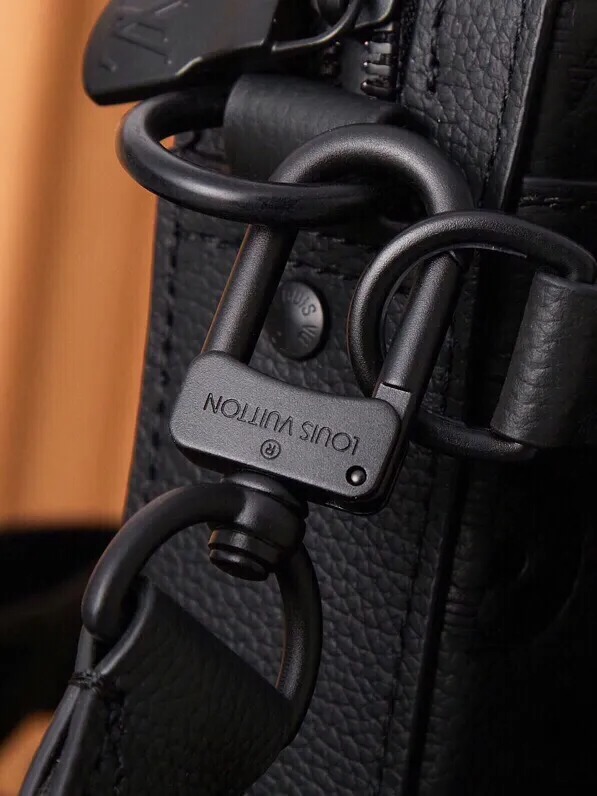 P¥1040👉nfc163C01 dynamic chip version👈【Top inspection-free all-steel hardware】This Trio messenger bag is made of Monogram embossed cow leather. The zippered front pocket and the small coin purse on the shoulder strap are both detachable, enriching the functional design with the main compartment. The removable and adjustable jacquard fabric shoulder strap is marked with the brand's logo for comfortable shoulder and cross-body wear. Cow leather - Cow leather trim - Textile lining - Metal hardware - Removable zipped front pocket - Front patch pocket - Internal patch pocket - Shoulder strap with removable small coin purse - Shoulder strap: removable and adjustable! ! Model: M46602; Size: 25x18.5x7CM