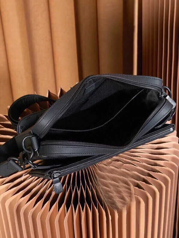 P¥1040👉nfc163C01 dynamic chip version👈【Top inspection-free all-steel hardware】This Trio messenger bag is made of Monogram embossed cow leather. The zippered front pocket and the small coin purse on the shoulder strap are both detachable, enriching the functional design with the main compartment. The removable and adjustable jacquard fabric shoulder strap is marked with the brand's logo for comfortable shoulder and cross-body wear. Cow leather - Cow leather trim - Textile lining - Metal hardware - Removable zipped front pocket - Front patch pocket - Internal patch pocket - Shoulder strap with removable small coin purse - Shoulder strap: removable and adjustable! ! Model: M46602; Size: 25x18.5x7CM