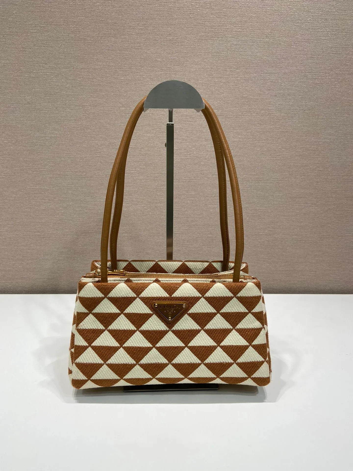 💰1500🎉New style of embroidered fabric🎉1BA368 catwalk style🎉🎉The silhouette of this embroidered fabric handbag. Slim leather handles complement the elegant silhouette. The triangles of embroidered fabric are transformed into a gorgeous and modern multi-faceted jacquard pattern, and are lined with imported sheepskin. There are many layers, simple and elegant. The upper body effect is very matching/aura. This is another popular model recognized by internet celebrities/celebrities, so babies, hurry up and get it. Length 25x Height 13.5x Bottom 13cm🎉����🎉👏👏👏