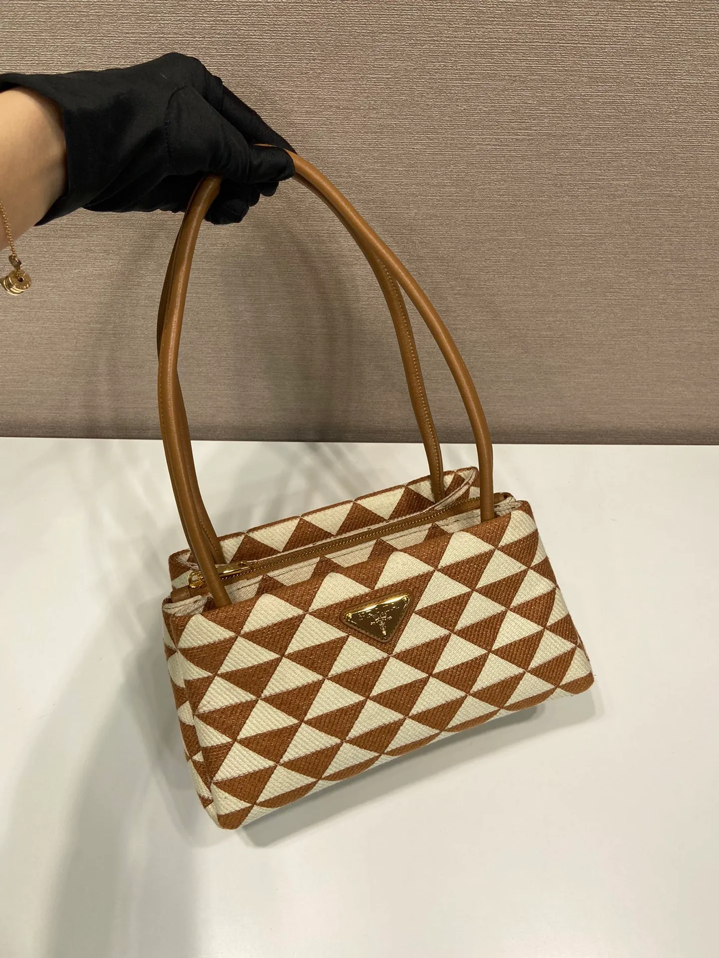 💰1500🎉New style of embroidered fabric🎉1BA368 catwalk style🎉🎉The silhouette of this embroidered fabric handbag. Slim leather handles complement the elegant silhouette. The triangles of embroidered fabric are transformed into a gorgeous and modern multi-faceted jacquard pattern, and are lined with imported sheepskin. There are many layers, simple and elegant. The upper body effect is very matching/aura. This is another popular model recognized by internet celebrities/celebrities, so babies, hurry up and get it. Length 25x Height 13.5x Bottom 13cm🎉����🎉👏👏👏