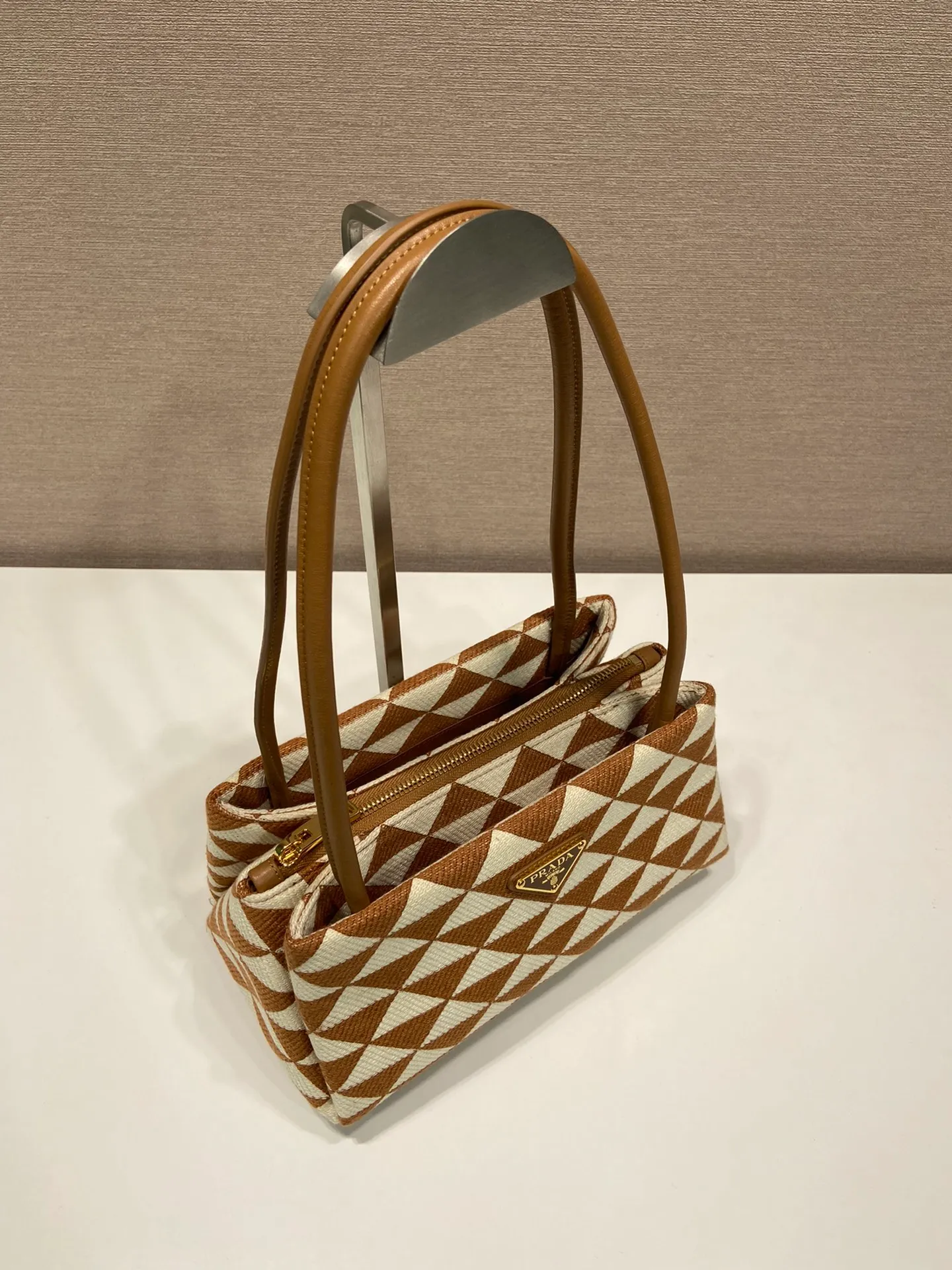 💰1500🎉New style of embroidered fabric🎉1BA368 catwalk style🎉🎉The silhouette of this embroidered fabric handbag. Slim leather handles complement the elegant silhouette. The triangles of embroidered fabric are transformed into a gorgeous and modern multi-faceted jacquard pattern, and are lined with imported sheepskin. There are many layers, simple and elegant. The upper body effect is very matching/aura. This is another popular model recognized by internet celebrities/celebrities, so babies, hurry up and get it. Length 25x Height 13.5x Bottom 13cm🎉����🎉👏👏👏