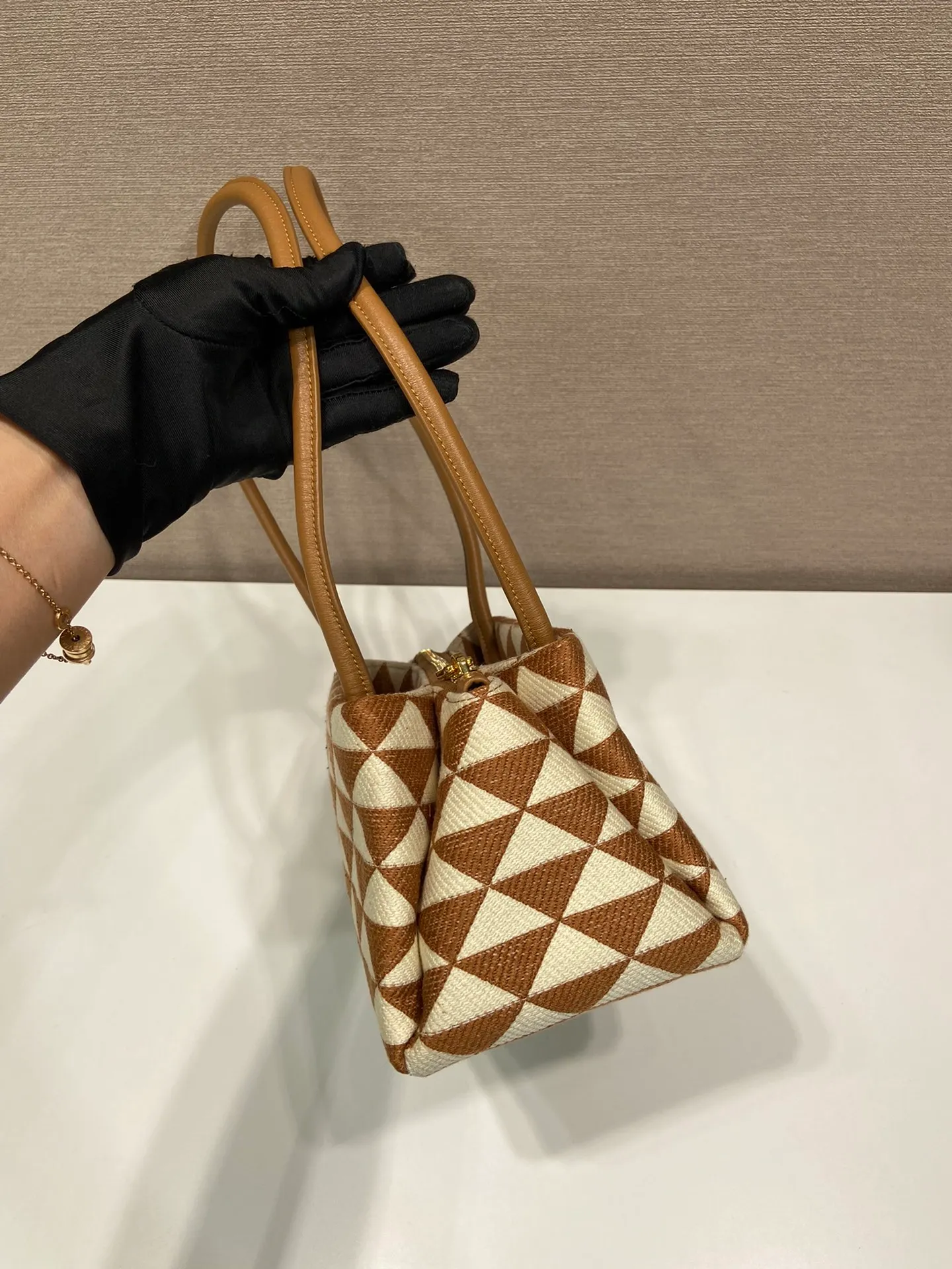 💰1500🎉New style of embroidered fabric🎉1BA368 catwalk style🎉🎉The silhouette of this embroidered fabric handbag. Slim leather handles complement the elegant silhouette. The triangles of embroidered fabric are transformed into a gorgeous and modern multi-faceted jacquard pattern, and are lined with imported sheepskin. There are many layers, simple and elegant. The upper body effect is very matching/aura. This is another popular model recognized by internet celebrities/celebrities, so babies, hurry up and get it. Length 25x Height 13.5x Bottom 13cm🎉����🎉👏👏👏