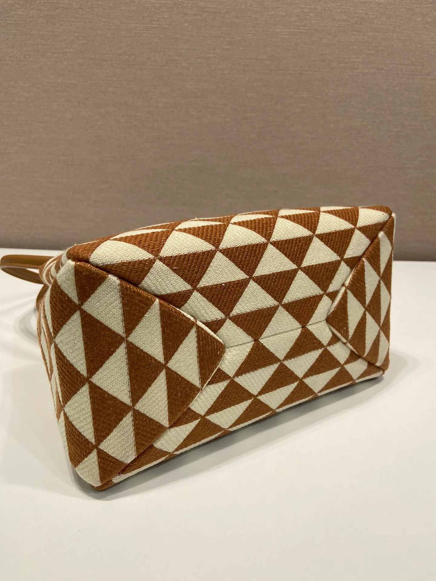 💰1500🎉New style of embroidered fabric🎉1BA368 catwalk style🎉🎉The silhouette of this embroidered fabric handbag. Slim leather handles complement the elegant silhouette. The triangles of embroidered fabric are transformed into a gorgeous and modern multi-faceted jacquard pattern, and are lined with imported sheepskin. There are many layers, simple and elegant. The upper body effect is very matching/aura. This is another popular model recognized by internet celebrities/celebrities, so babies, hurry up and get it. Length 25x Height 13.5x Bottom 13cm🎉����🎉👏👏👏