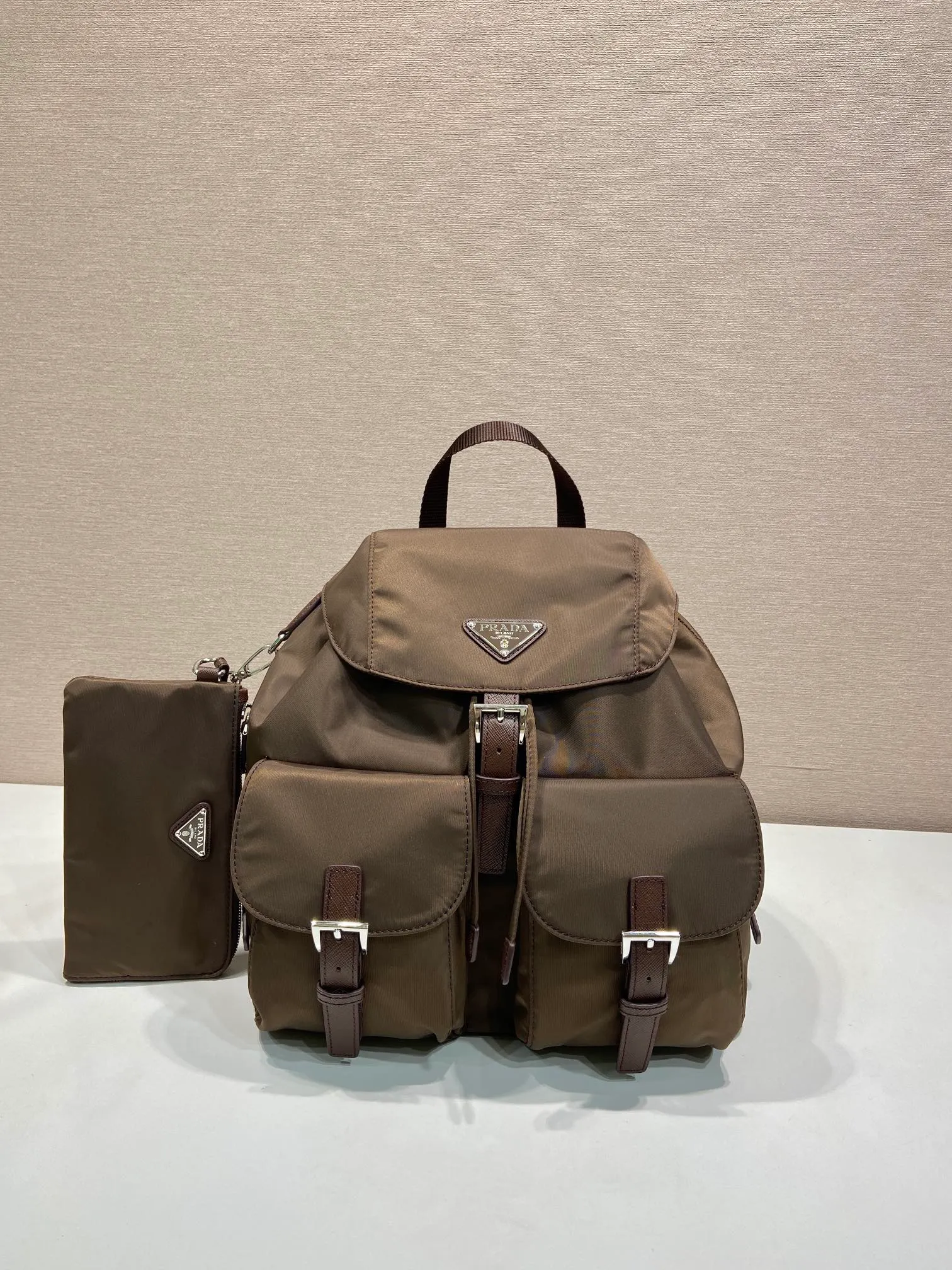 💰1160🎉New Backpack🎉1BZ811👍👍This nylon backpack is trimmed with exquisite Saffiano leather, a blend of multiple materials, and decorated with a triangular logo, highlighting fashionable elegance. It also comes with a detachable small handbag😘😘Light and practical, the upper body effect is super stylish, and it can be matched at will😘😘Fully upgraded nylon fabric👍👍Length 30x Height 32x Bottom 15cm👏👏👏💰💰💰