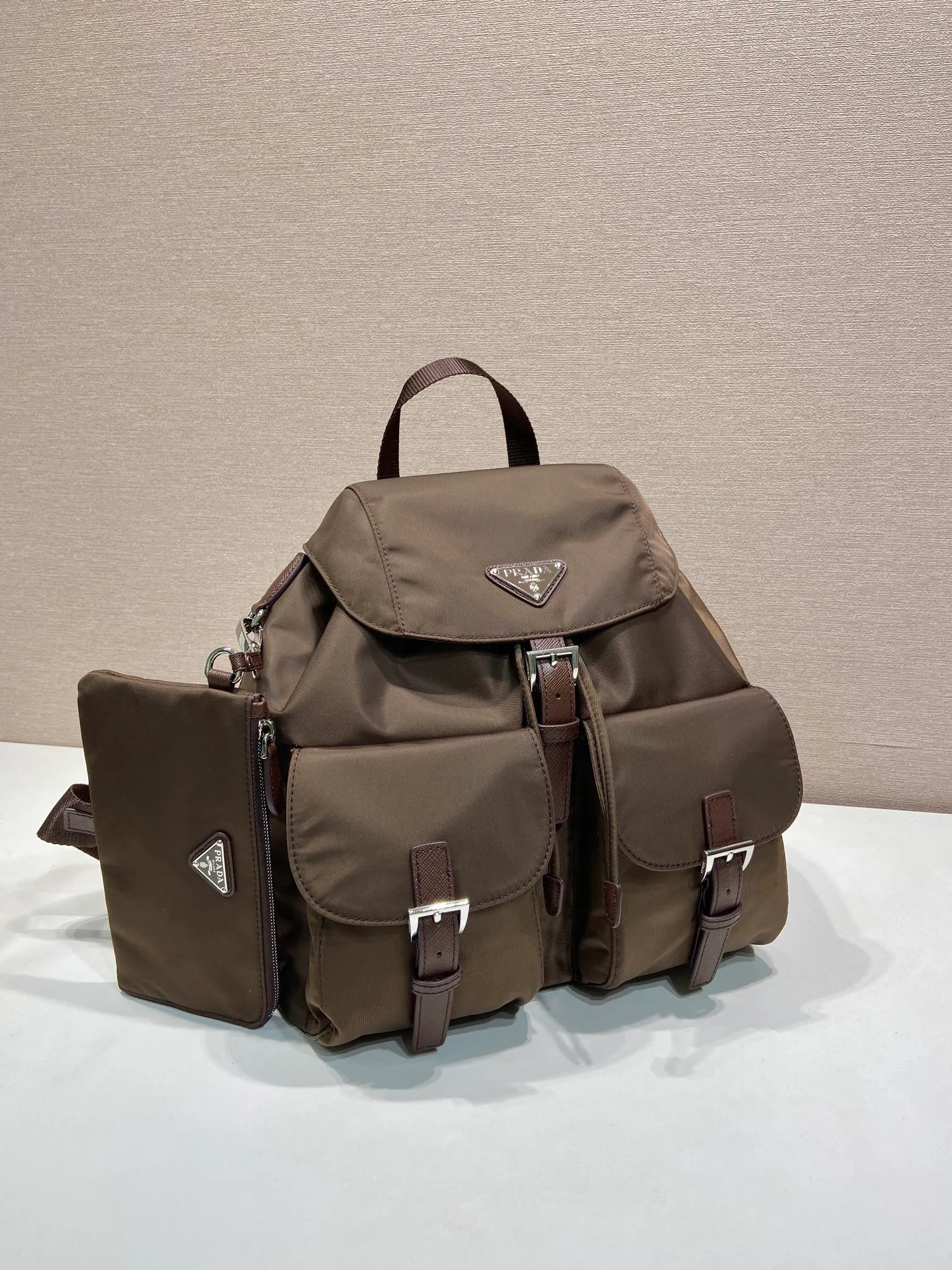 💰1160🎉New Backpack🎉1BZ811👍👍This nylon backpack is trimmed with exquisite Saffiano leather, a blend of multiple materials, and decorated with a triangular logo, highlighting fashionable elegance. It also comes with a detachable small handbag😘😘Light and practical, the upper body effect is super stylish, and it can be matched at will😘😘Fully upgraded nylon fabric👍👍Length 30x Height 32x Bottom 15cm👏👏👏💰💰💰