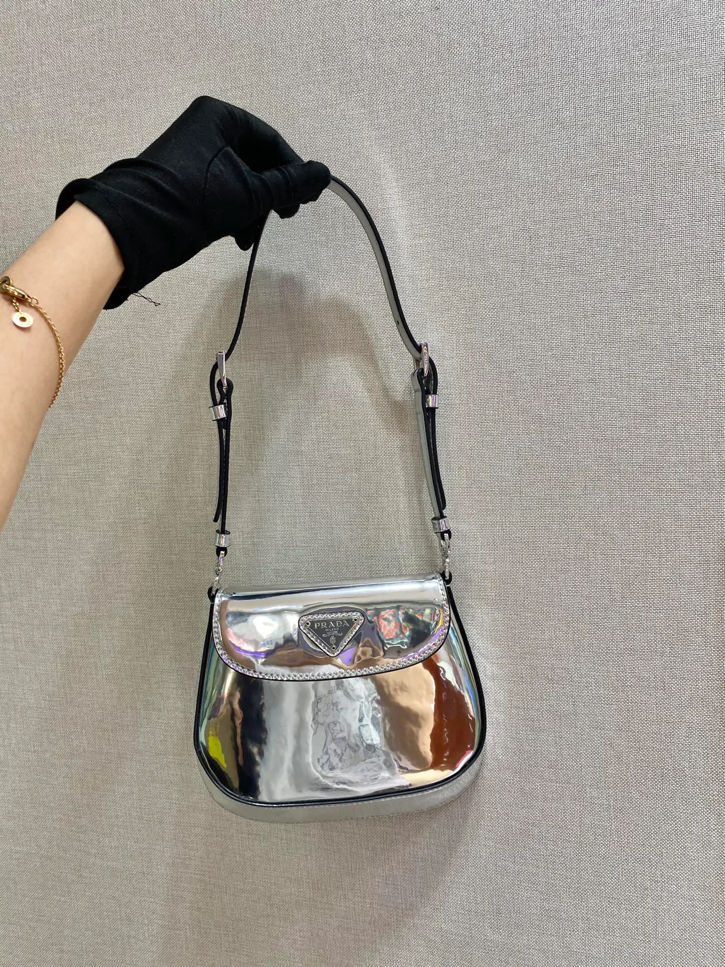 💰1120🎉mini🎉1BH188🎉🎉 Cleo series handbags reinterpret the brand’s iconic archive design and witness the fusion of classicism and futurism. This curved mini shoulder bag has simple and stylish lines, and the unique slanted bottom and sides give the bag a refined style. The handle is equipped with an extension strap, which can be carried by hand or worn cross-body. Lightweight and fashionable🎉🎉, get it now🎉🎉 Length 17x Height 14.5x Bottom 7cm