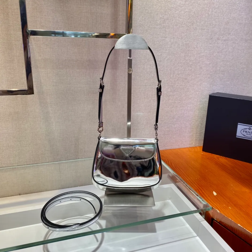 💰1120🎉mini🎉1BH188🎉🎉 Cleo series handbags reinterpret the brand’s iconic archive design and witness the fusion of classicism and futurism. This curved mini shoulder bag has simple and stylish lines, and the unique slanted bottom and sides give the bag a refined style. The handle is equipped with an extension strap, which can be carried by hand or worn cross-body. Lightweight and fashionable🎉🎉, get it now🎉🎉 Length 17x Height 14.5x Bottom 7cm