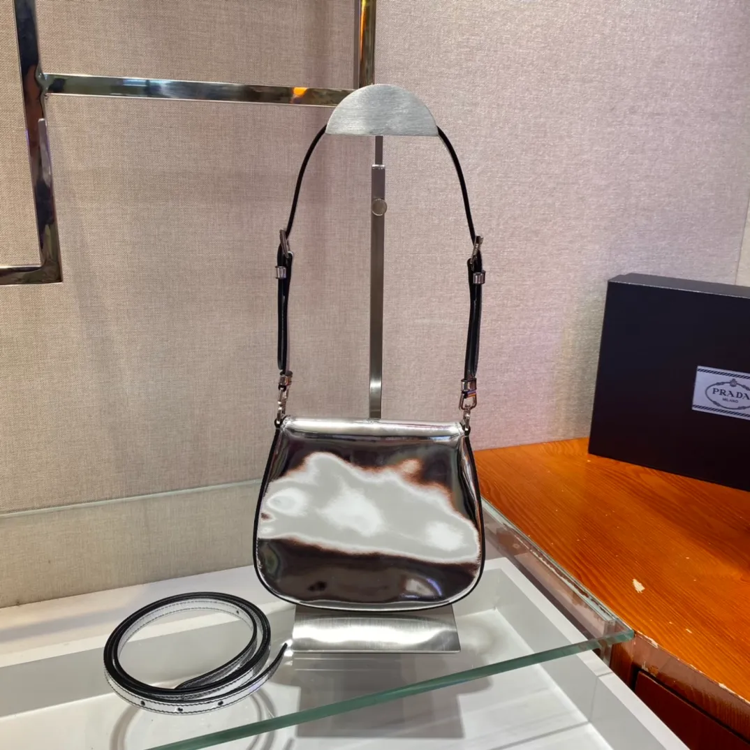 💰1120🎉mini🎉1BH188🎉🎉 Cleo series handbags reinterpret the brand’s iconic archive design and witness the fusion of classicism and futurism. This curved mini shoulder bag has simple and stylish lines, and the unique slanted bottom and sides give the bag a refined style. The handle is equipped with an extension strap, which can be carried by hand or worn cross-body. Lightweight and fashionable🎉🎉, get it now🎉🎉 Length 17x Height 14.5x Bottom 7cm