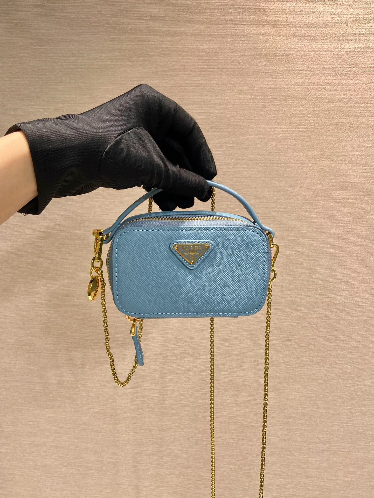 💰960🎉Mini cross-body bag🎉1NR025 cross-grain cowhide🎉🎉 This exquisite cross-grain cowhide mini bag presents smooth and harmonious lines. Featuring leather handles and a detachable chain shoulder strap, featuring the signature triangle logo in enameled metal. My wife is lovely and worth having. Hurry up and get it🎉🎉Length 11x Height 6.5x Bottom 2.5cm🎉🎉👏👏