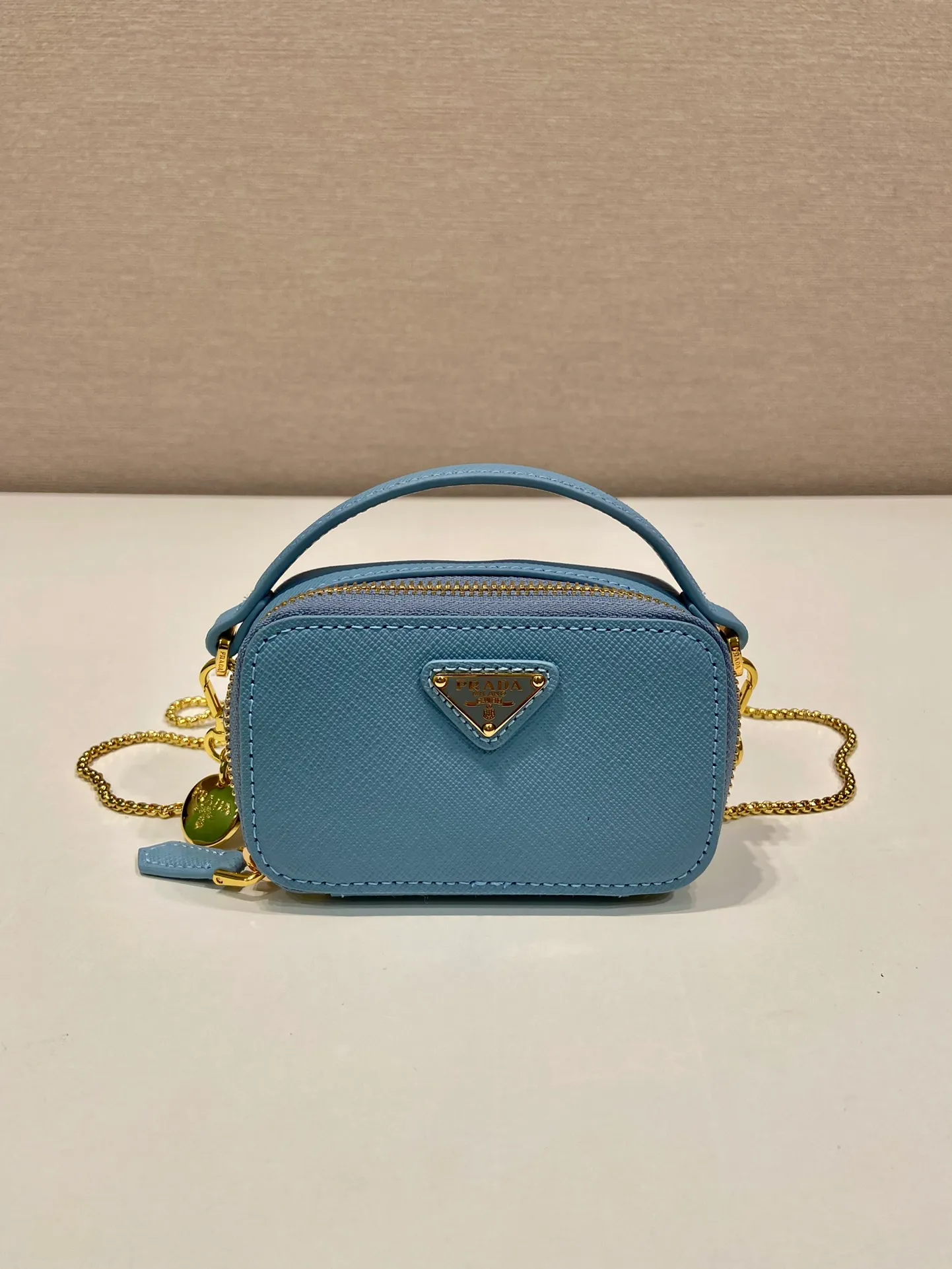 💰960🎉Mini cross-body bag🎉1NR025 cross-grain cowhide🎉🎉 This exquisite cross-grain cowhide mini bag presents smooth and harmonious lines. Featuring leather handles and a detachable chain shoulder strap, featuring the signature triangle logo in enameled metal. My wife is lovely and worth having. Hurry up and get it🎉🎉Length 11x Height 6.5x Bottom 2.5cm🎉🎉👏👏