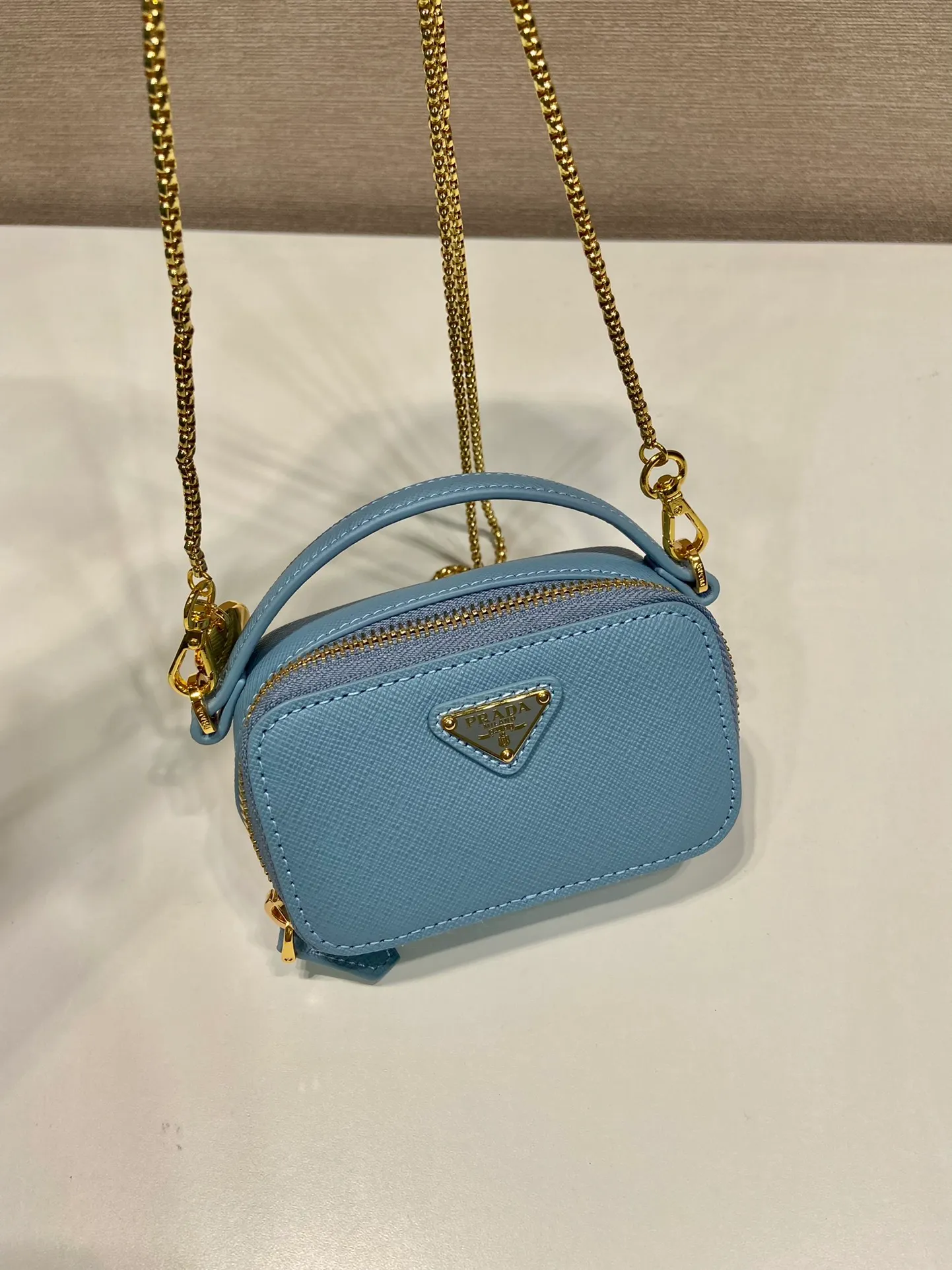 💰960🎉Mini cross-body bag🎉1NR025 cross-grain cowhide🎉🎉 This exquisite cross-grain cowhide mini bag presents smooth and harmonious lines. Featuring leather handles and a detachable chain shoulder strap, featuring the signature triangle logo in enameled metal. My wife is lovely and worth having. Hurry up and get it🎉🎉Length 11x Height 6.5x Bottom 2.5cm🎉🎉👏👏