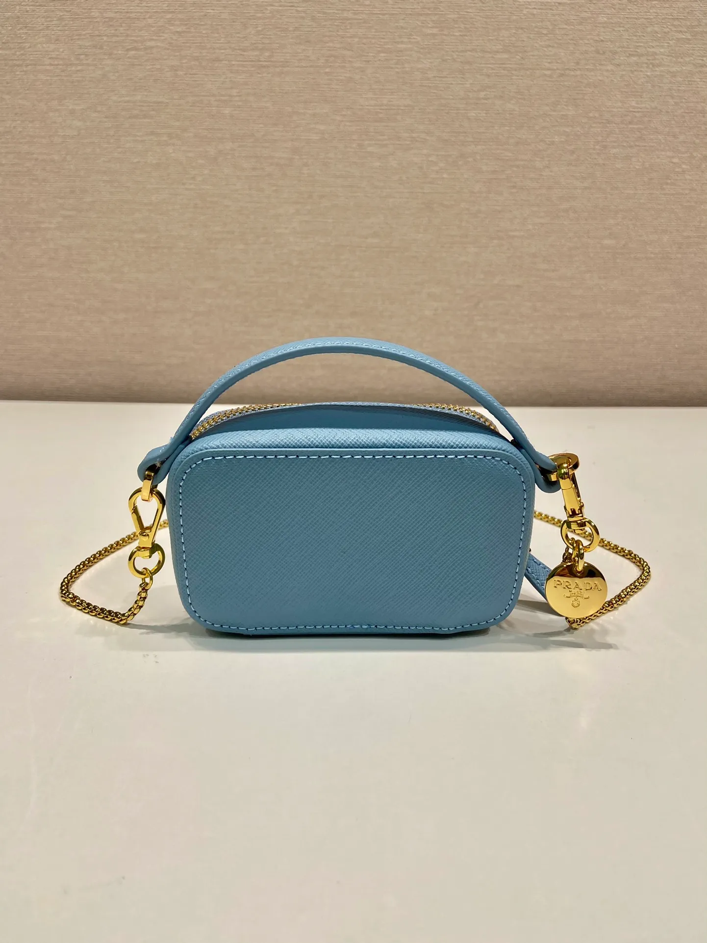💰960🎉Mini cross-body bag🎉1NR025 cross-grain cowhide🎉🎉 This exquisite cross-grain cowhide mini bag presents smooth and harmonious lines. Featuring leather handles and a detachable chain shoulder strap, featuring the signature triangle logo in enameled metal. My wife is lovely and worth having. Hurry up and get it🎉🎉Length 11x Height 6.5x Bottom 2.5cm🎉🎉👏👏
