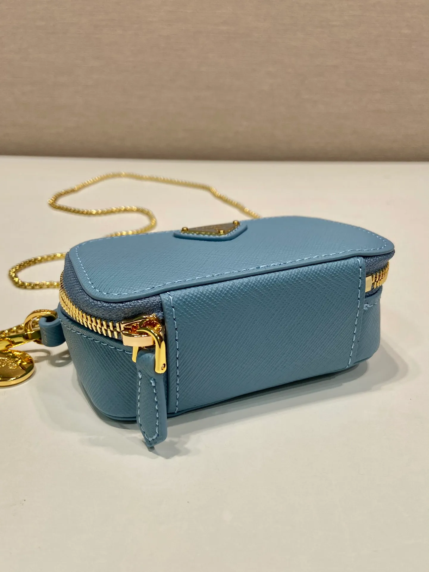 💰960🎉Mini cross-body bag🎉1NR025 cross-grain cowhide🎉🎉 This exquisite cross-grain cowhide mini bag presents smooth and harmonious lines. Featuring leather handles and a detachable chain shoulder strap, featuring the signature triangle logo in enameled metal. My wife is lovely and worth having. Hurry up and get it🎉🎉Length 11x Height 6.5x Bottom 2.5cm🎉🎉👏👏