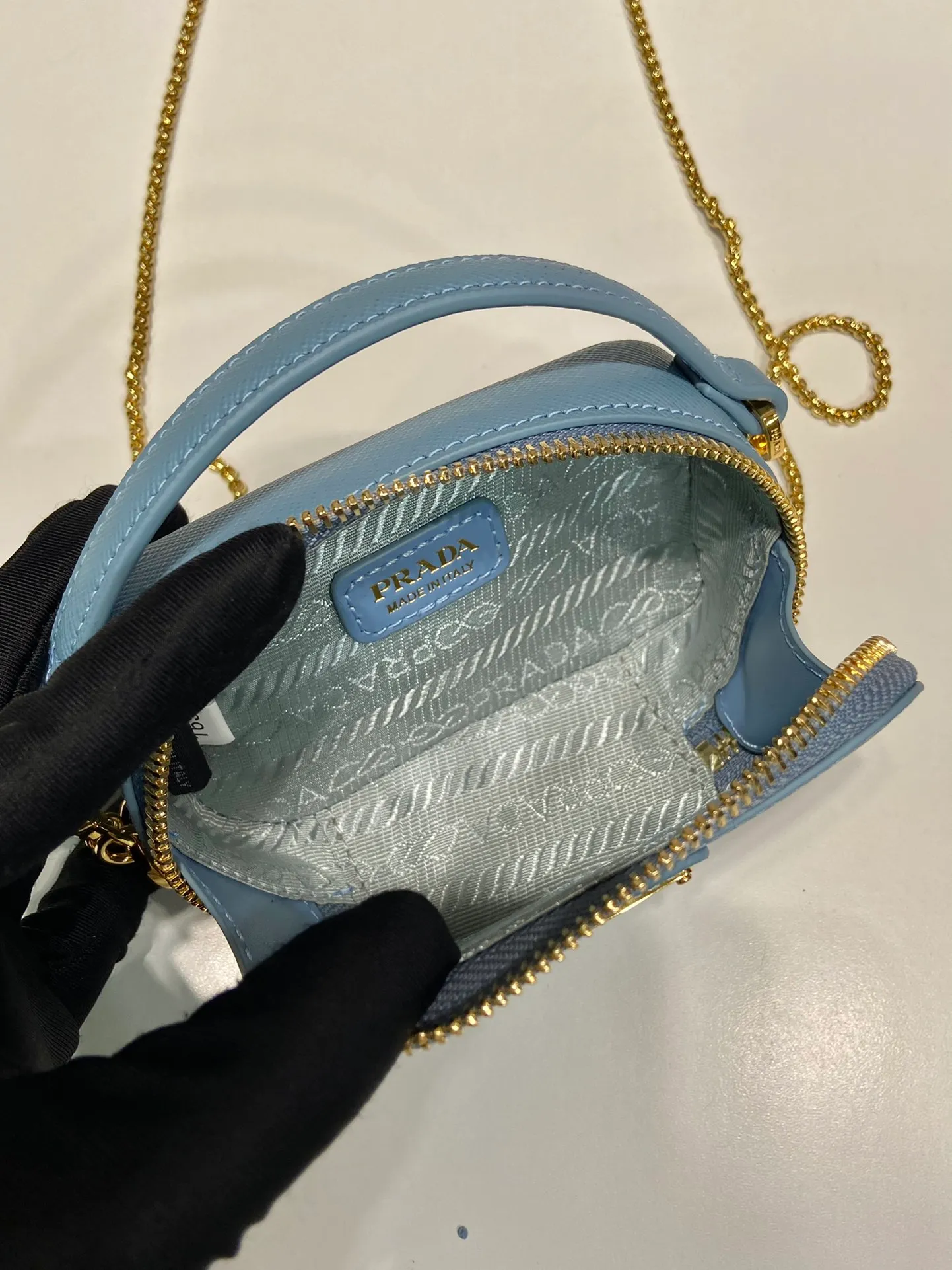 💰960🎉Mini cross-body bag🎉1NR025 cross-grain cowhide🎉🎉 This exquisite cross-grain cowhide mini bag presents smooth and harmonious lines. Featuring leather handles and a detachable chain shoulder strap, featuring the signature triangle logo in enameled metal. My wife is lovely and worth having. Hurry up and get it🎉🎉Length 11x Height 6.5x Bottom 2.5cm🎉🎉👏👏