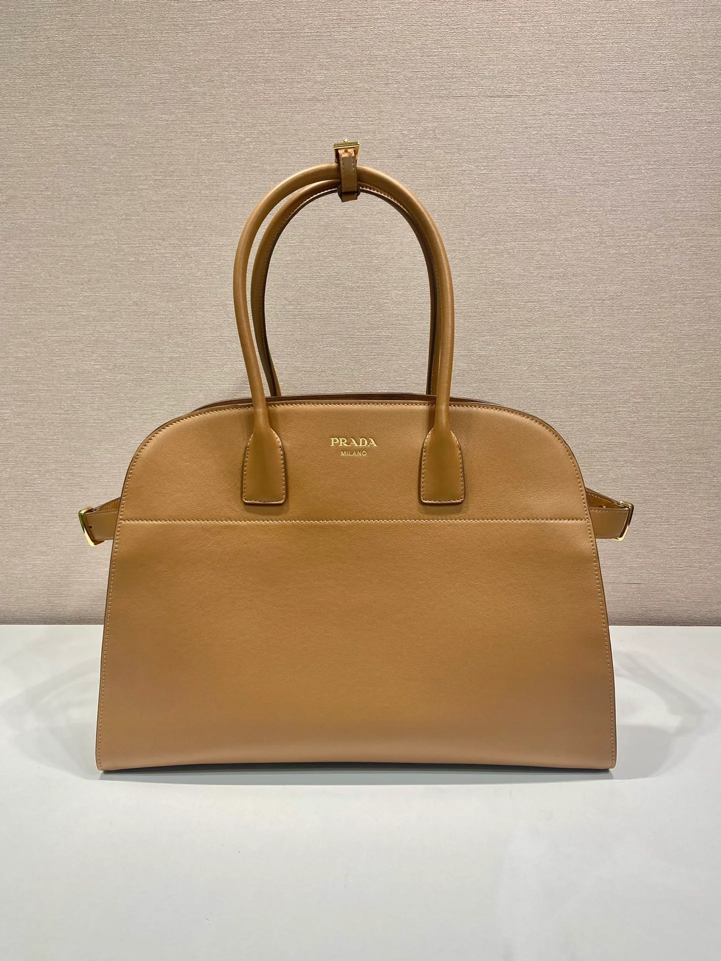 💰2040🎉New Tote Bag🎉1BG508 New Product🎉🎉 This tote bag has a crisp silhouette, exuding modernity and elegance. It has ample capacity and a convenient large opening. The soft grained leather outlines stylish and simple lines. This functional accessory combines simple yet refined details and is a vivid expression of the savoir-faire of the brand's craftsmen. Embellished with gleaming metal hardware and an elegant lettering logo, the bag's sophisticated simplicity is highlighted. Hurry up and get it🎉🎉 Length 40x Height 29x Bottom 20cm🎉🎉🎉👏👏👏