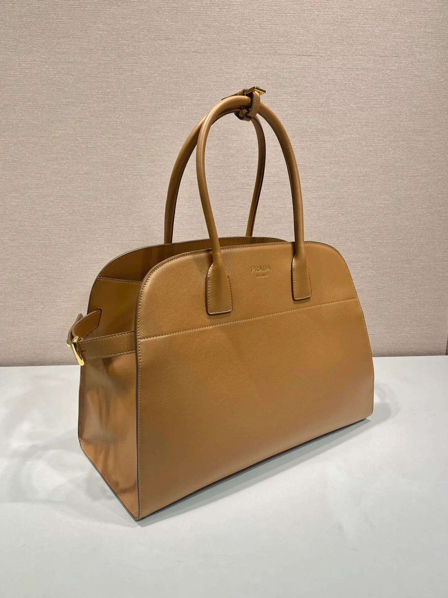 💰2040🎉New Tote Bag🎉1BG508 New Product🎉🎉 This tote bag has a crisp silhouette, exuding modernity and elegance. It has ample capacity and a convenient large opening. The soft grained leather outlines stylish and simple lines. This functional accessory combines simple yet refined details and is a vivid expression of the savoir-faire of the brand's craftsmen. Embellished with gleaming metal hardware and an elegant lettering logo, the bag's sophisticated simplicity is highlighted. Hurry up and get it🎉🎉 Length 40x Height 29x Bottom 20cm🎉🎉🎉👏👏👏