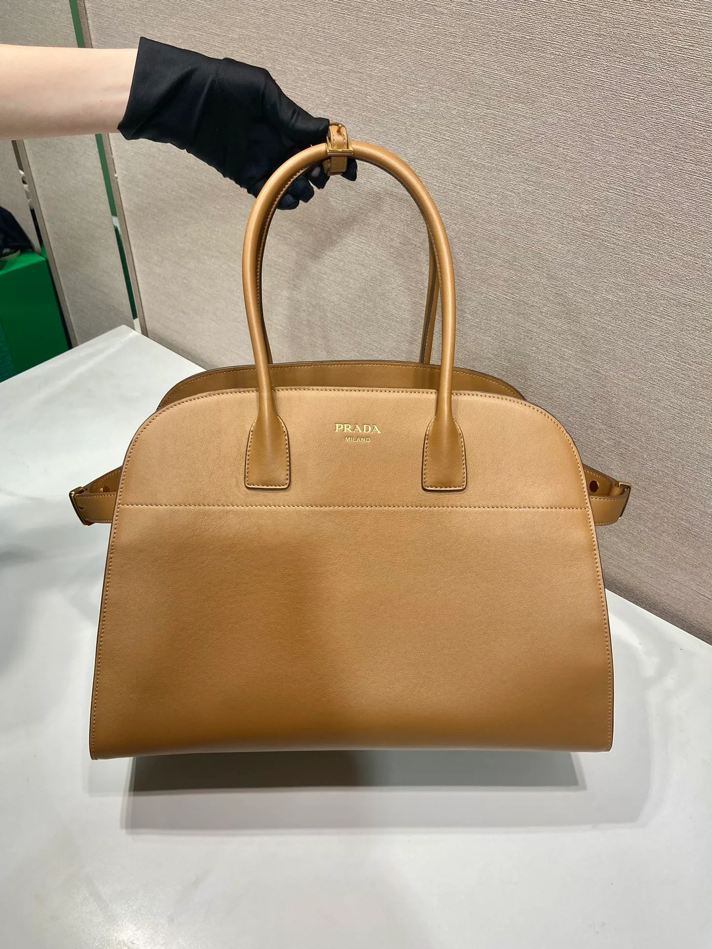💰2040🎉New Tote Bag🎉1BG508 New Product🎉🎉 This tote bag has a crisp silhouette, exuding modernity and elegance. It has ample capacity and a convenient large opening. The soft grained leather outlines stylish and simple lines. This functional accessory combines simple yet refined details and is a vivid expression of the savoir-faire of the brand's craftsmen. Embellished with gleaming metal hardware and an elegant lettering logo, the bag's sophisticated simplicity is highlighted. Hurry up and get it🎉🎉 Length 40x Height 29x Bottom 20cm🎉🎉🎉👏👏👏