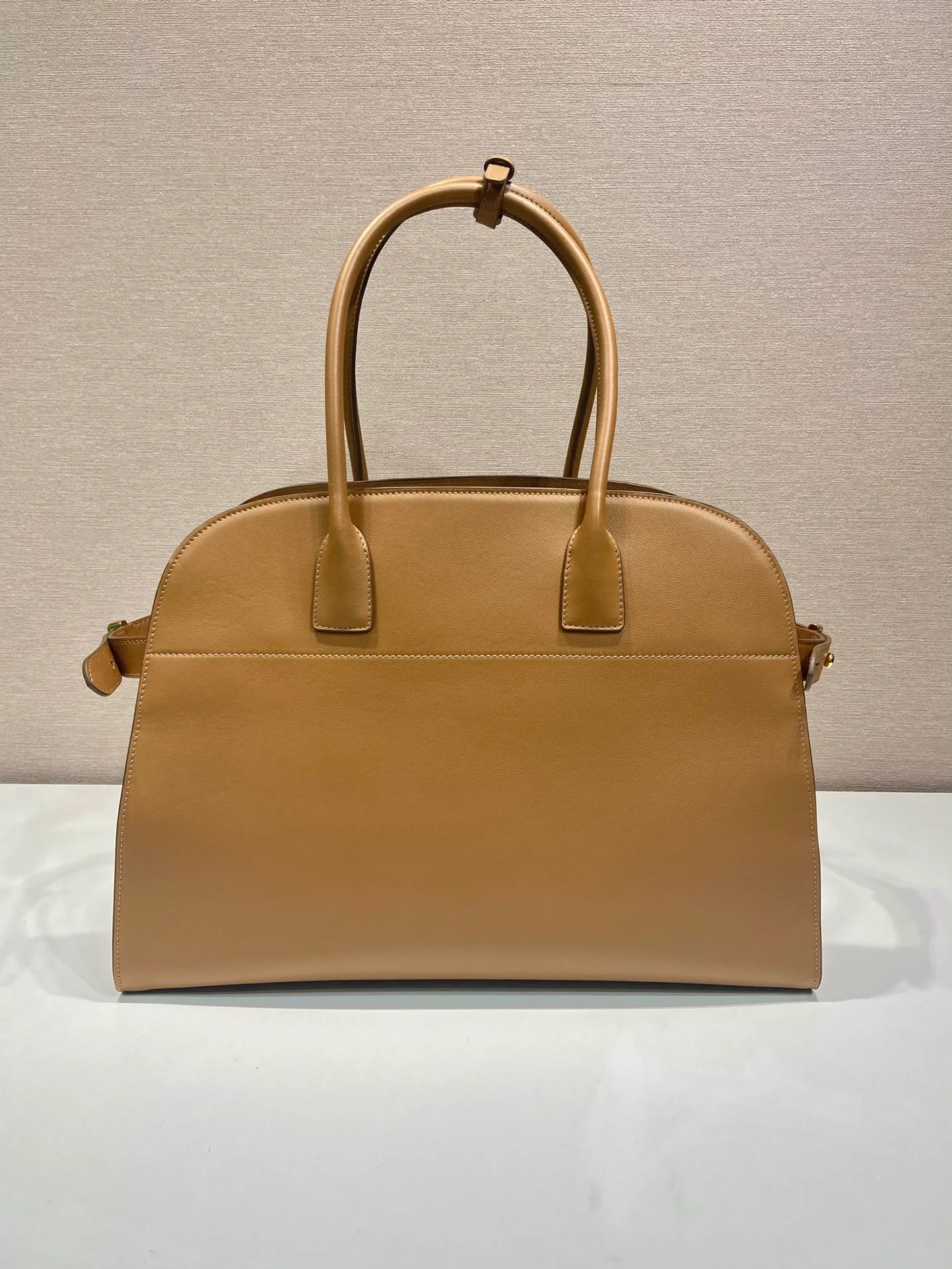 💰2040🎉New Tote Bag🎉1BG508 New Product🎉🎉 This tote bag has a crisp silhouette, exuding modernity and elegance. It has ample capacity and a convenient large opening. The soft grained leather outlines stylish and simple lines. This functional accessory combines simple yet refined details and is a vivid expression of the savoir-faire of the brand's craftsmen. Embellished with gleaming metal hardware and an elegant lettering logo, the bag's sophisticated simplicity is highlighted. Hurry up and get it🎉🎉 Length 40x Height 29x Bottom 20cm🎉🎉🎉👏👏👏