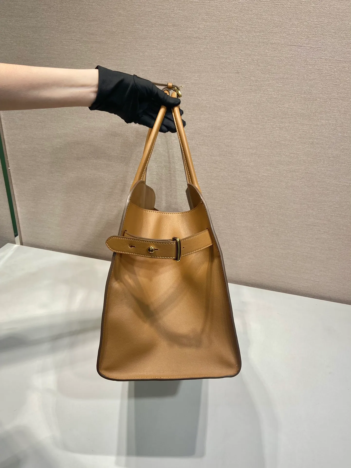 💰2040🎉New Tote Bag🎉1BG508 New Product🎉🎉 This tote bag has a crisp silhouette, exuding modernity and elegance. It has ample capacity and a convenient large opening. The soft grained leather outlines stylish and simple lines. This functional accessory combines simple yet refined details and is a vivid expression of the savoir-faire of the brand's craftsmen. Embellished with gleaming metal hardware and an elegant lettering logo, the bag's sophisticated simplicity is highlighted. Hurry up and get it🎉🎉 Length 40x Height 29x Bottom 20cm🎉🎉🎉👏👏👏