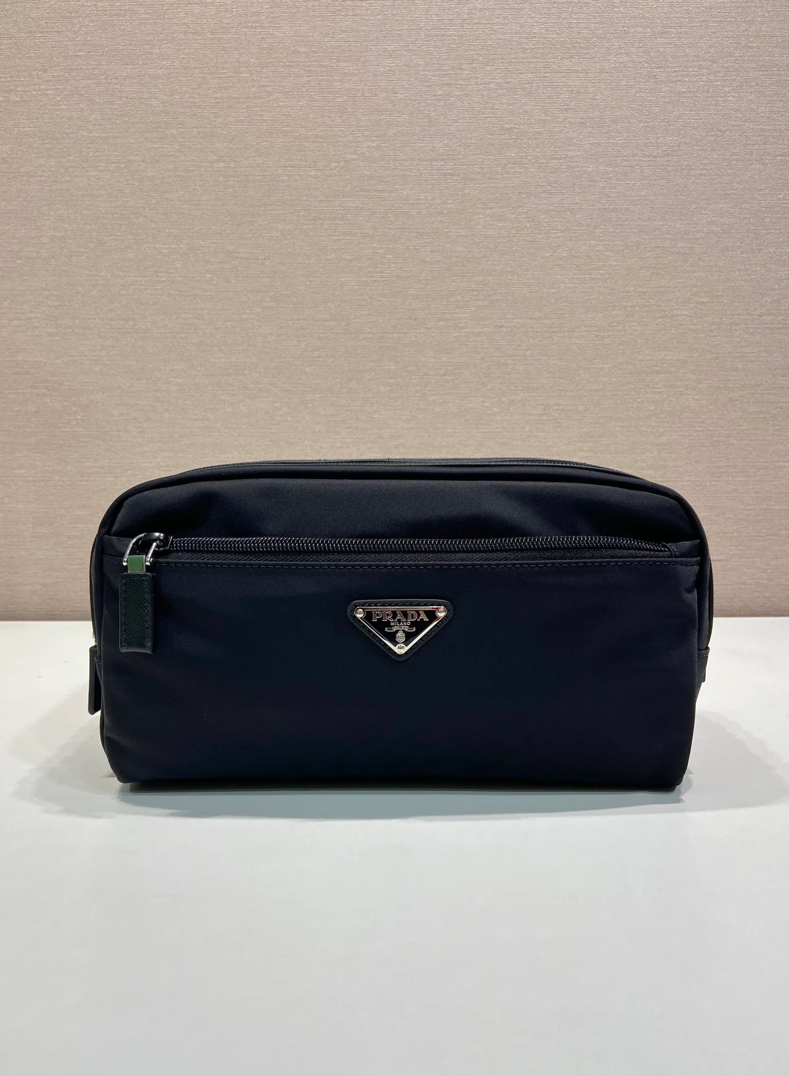 💰840🎉Double-layer clutch 🎉2NA030 new product🎉🎉 This travel storage bag is made of Re-Nylon recycled nylon material, with a simple yet functional design. The double-layer design is an experimental functional material. The organizer bag has a top zip and is decorated with an enameled triangle logo and Saffiano leather details. Another popular style that will never go out of style🎉, hurry up and get it🎉🎉 Length 26x height 11x base 14cm🎉🎉