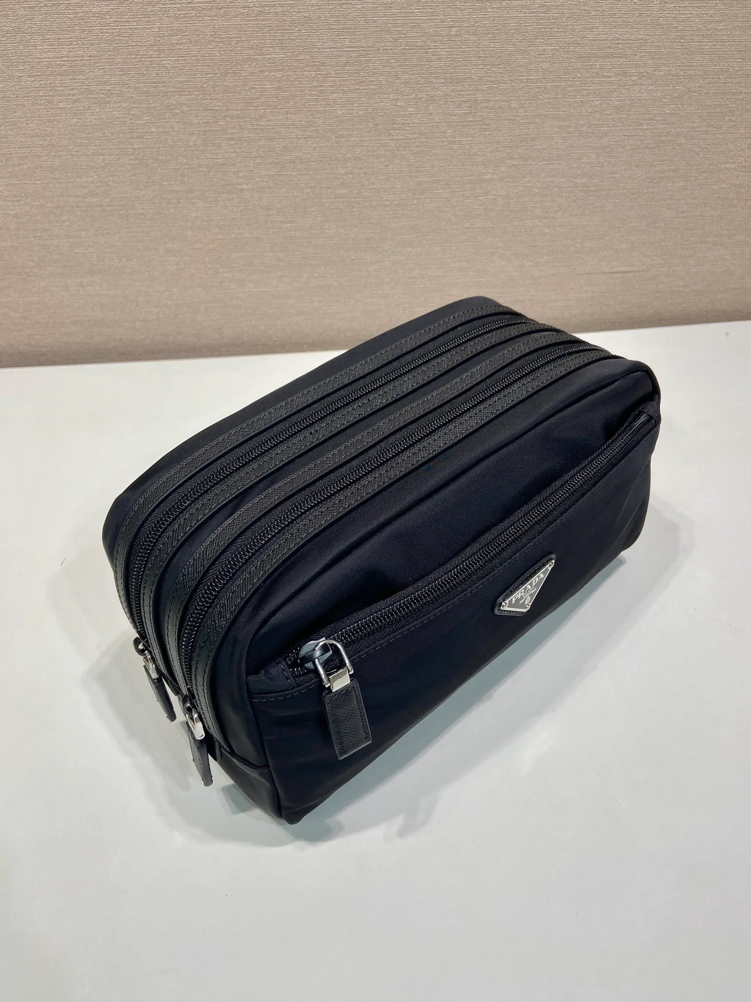 💰840🎉Double-layer clutch 🎉2NA030 new product🎉🎉 This travel storage bag is made of Re-Nylon recycled nylon material, with a simple yet functional design. The double-layer design is an experimental functional material. The organizer bag has a top zip and is decorated with an enameled triangle logo and Saffiano leather details. Another popular style that will never go out of style🎉, hurry up and get it🎉🎉 Length 26x height 11x base 14cm🎉🎉