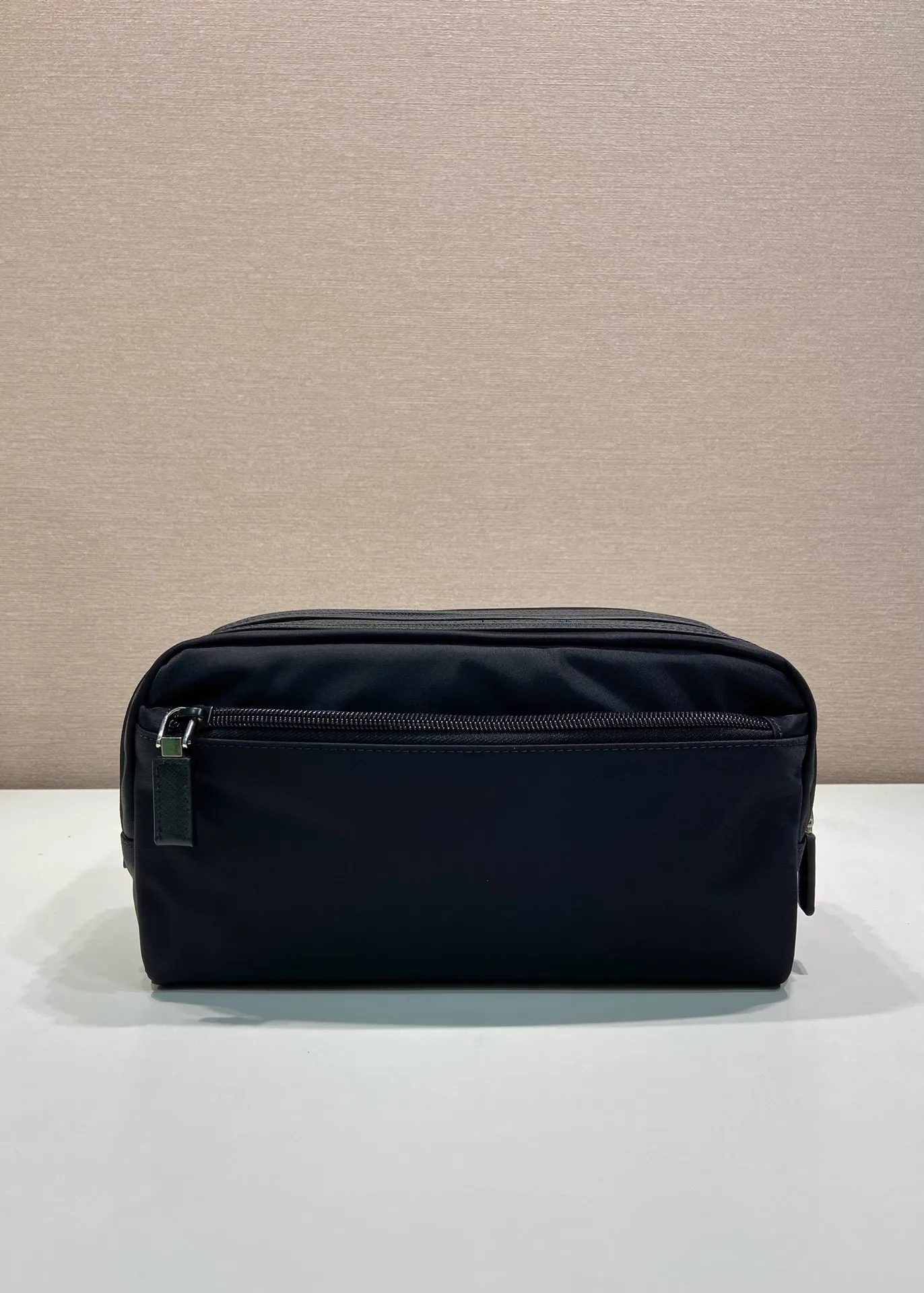 💰840🎉Double-layer clutch 🎉2NA030 new product🎉🎉 This travel storage bag is made of Re-Nylon recycled nylon material, with a simple yet functional design. The double-layer design is an experimental functional material. The organizer bag has a top zip and is decorated with an enameled triangle logo and Saffiano leather details. Another popular style that will never go out of style🎉, hurry up and get it🎉🎉 Length 26x height 11x base 14cm🎉🎉