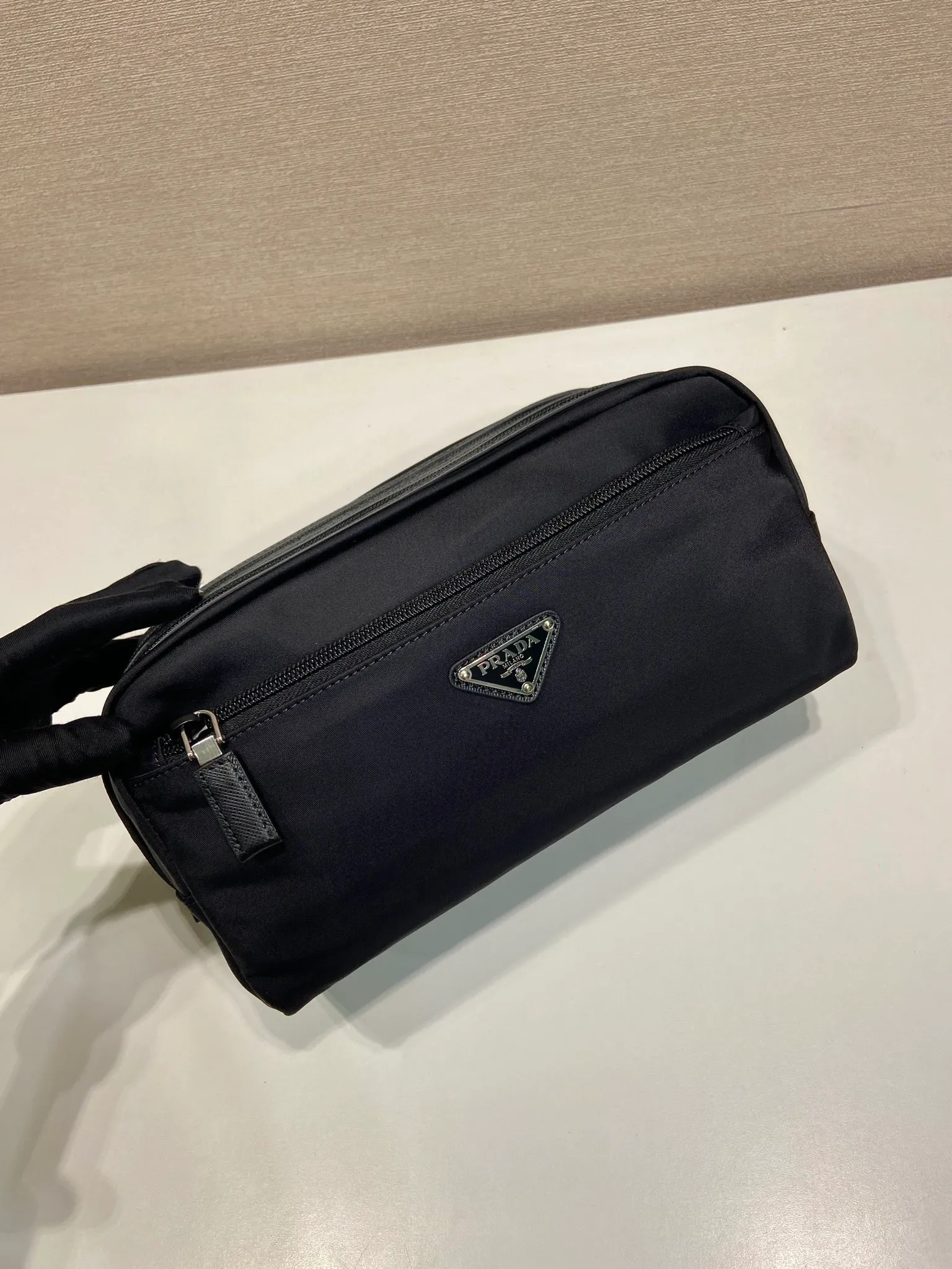 💰840🎉Double-layer clutch 🎉2NA030 new product🎉🎉 This travel storage bag is made of Re-Nylon recycled nylon material, with a simple yet functional design. The double-layer design is an experimental functional material. The organizer bag has a top zip and is decorated with an enameled triangle logo and Saffiano leather details. Another popular style that will never go out of style🎉, hurry up and get it🎉🎉 Length 26x height 11x base 14cm🎉🎉