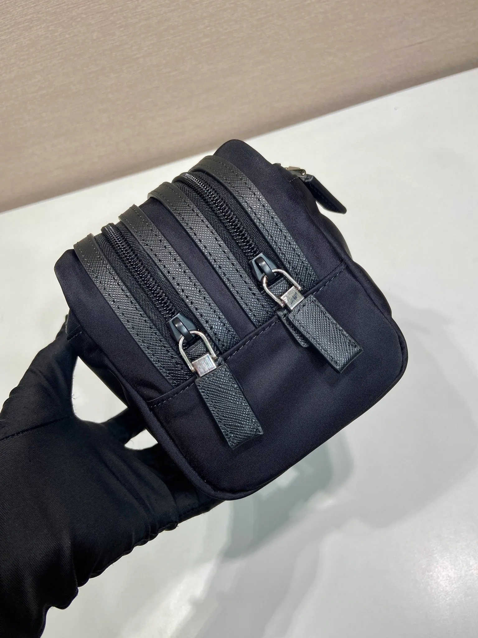 💰840🎉Double-layer clutch 🎉2NA030 new product🎉🎉 This travel storage bag is made of Re-Nylon recycled nylon material, with a simple yet functional design. The double-layer design is an experimental functional material. The organizer bag has a top zip and is decorated with an enameled triangle logo and Saffiano leather details. Another popular style that will never go out of style🎉, hurry up and get it🎉🎉 Length 26x height 11x base 14cm🎉🎉