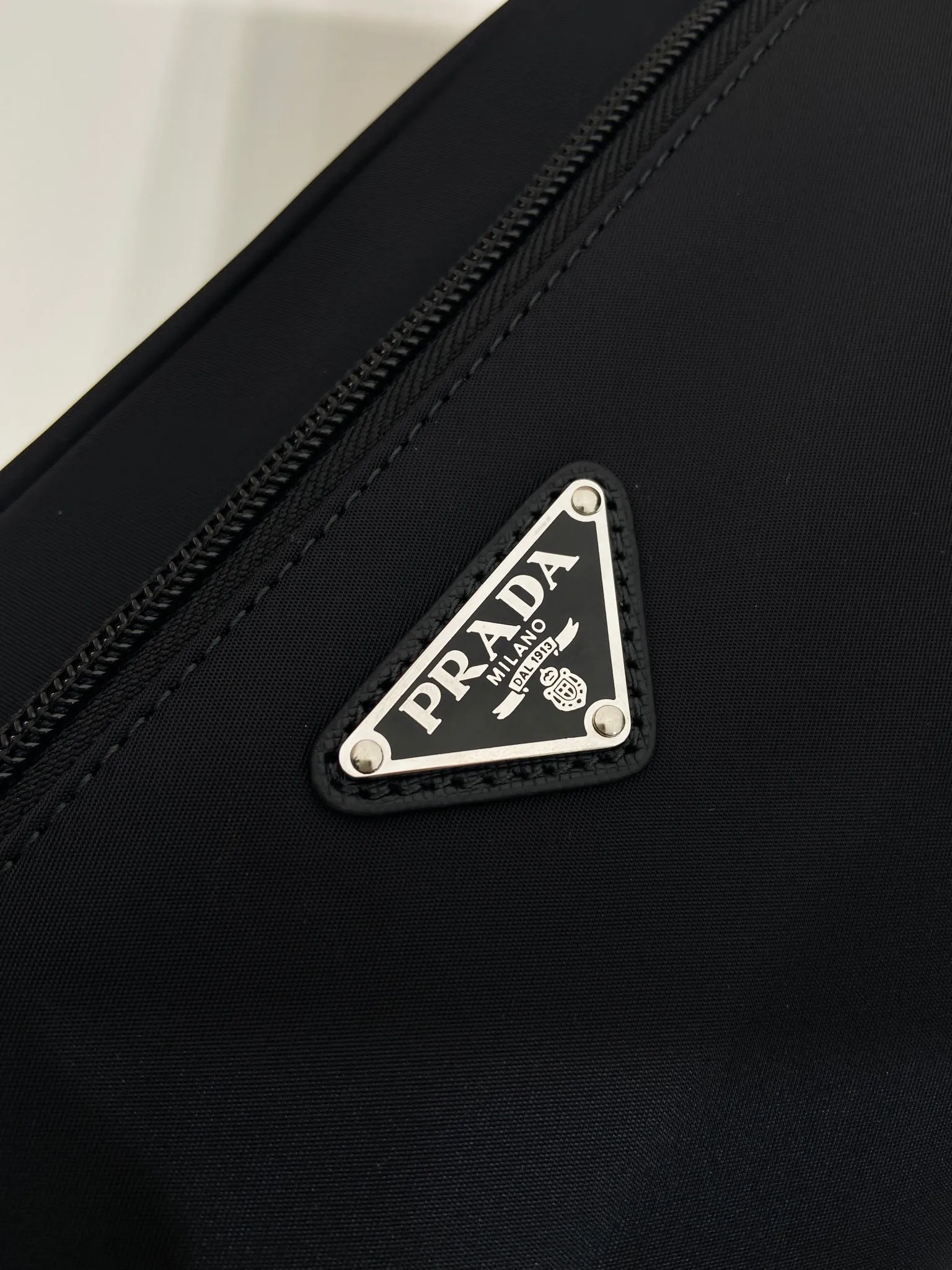 💰840🎉Double-layer clutch 🎉2NA030 new product🎉🎉 This travel storage bag is made of Re-Nylon recycled nylon material, with a simple yet functional design. The double-layer design is an experimental functional material. The organizer bag has a top zip and is decorated with an enameled triangle logo and Saffiano leather details. Another popular style that will never go out of style🎉, hurry up and get it🎉🎉 Length 26x height 11x base 14cm🎉🎉