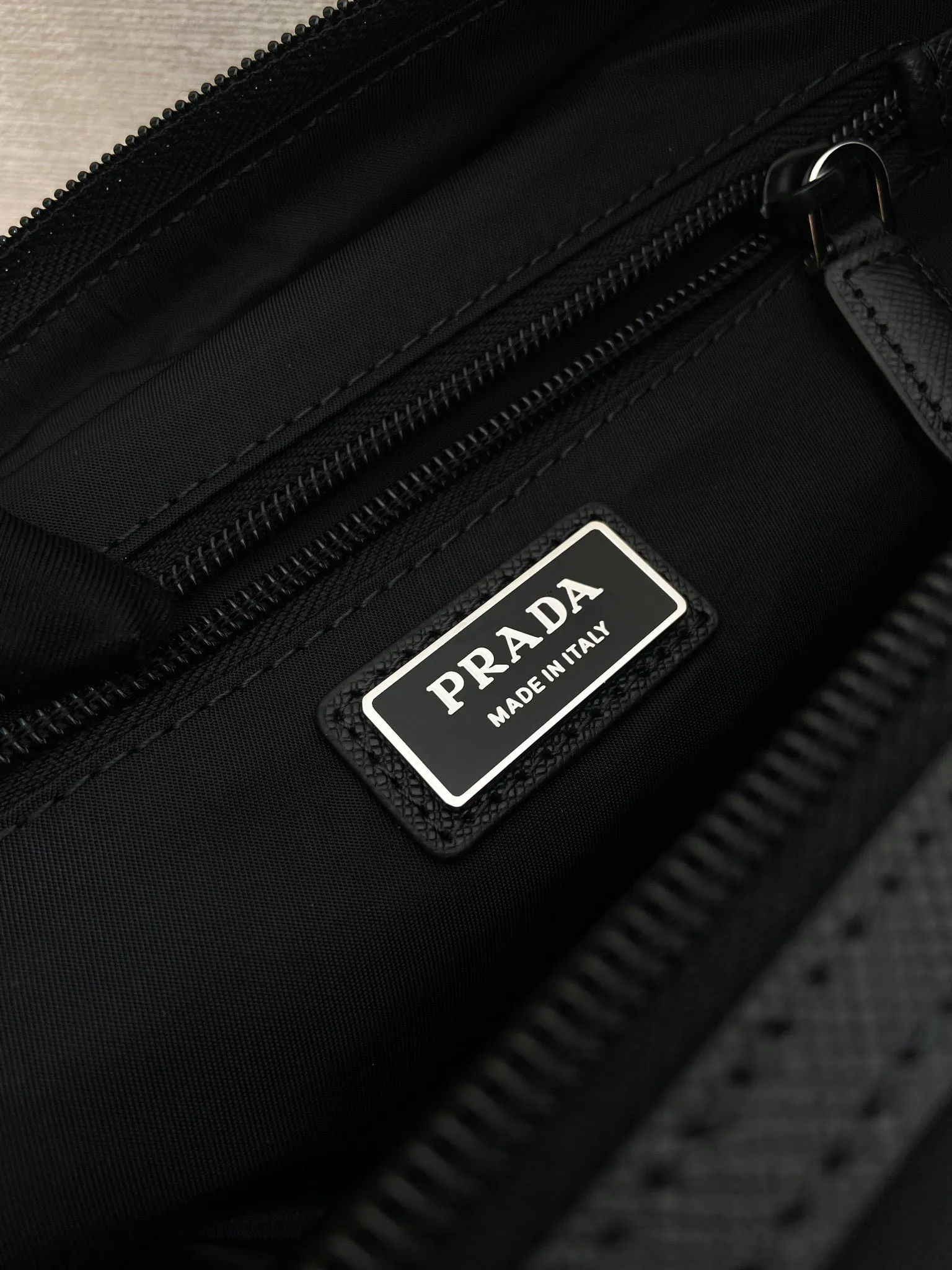 💰840🎉Double-layer clutch 🎉2NA030 new product🎉🎉 This travel storage bag is made of Re-Nylon recycled nylon material, with a simple yet functional design. The double-layer design is an experimental functional material. The organizer bag has a top zip and is decorated with an enameled triangle logo and Saffiano leather details. Another popular style that will never go out of style🎉, hurry up and get it🎉🎉 Length 26x height 11x base 14cm🎉🎉
