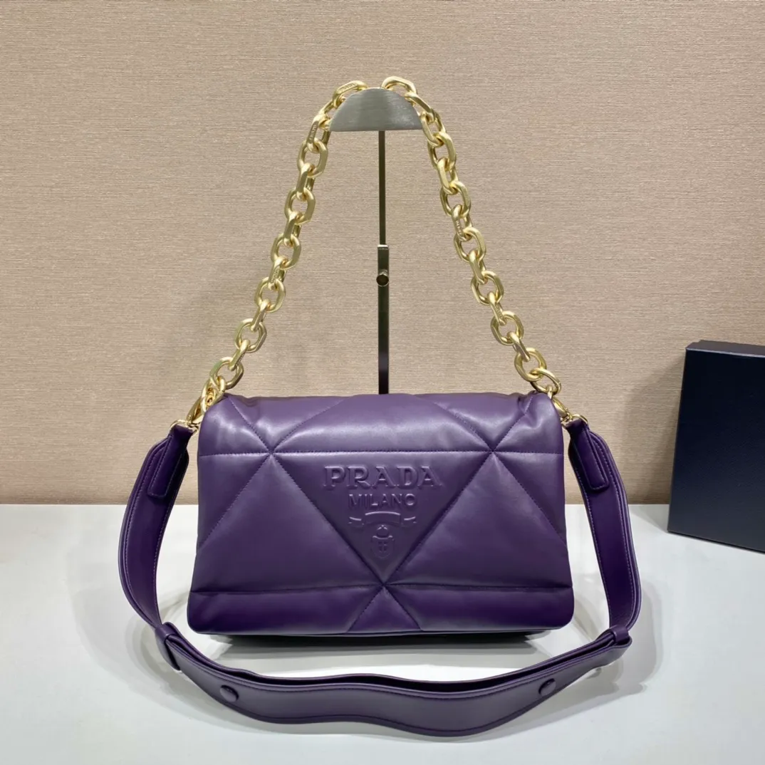 💰1960🎉New pillow bag🎉1BD306 This one is made of imported lambskin, equipped with a detachable retro chain, detachable and adjustable shoulder straps, and has three uses in one bag. Very functional😘😘This season’s quilted plaid design. Reproduced with a softer and more comfortable feel. So beautiful 😘😘 worth having. Hurry up and get it🎉🎉 Length 31x Height 19x Bottom 8.5cm