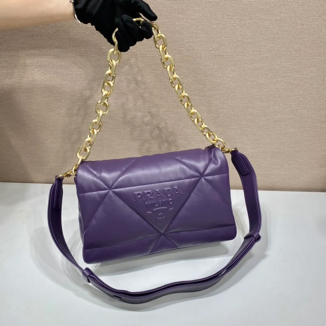 💰1960🎉New pillow bag🎉1BD306 This one is made of imported lambskin, equipped with a detachable retro chain, detachable and adjustable shoulder straps, and has three uses in one bag. Very functional😘😘This season’s quilted plaid design. Reproduced with a softer and more comfortable feel. So beautiful 😘😘 worth having. Hurry up and get it🎉🎉 Length 31x Height 19x Bottom 8.5cm