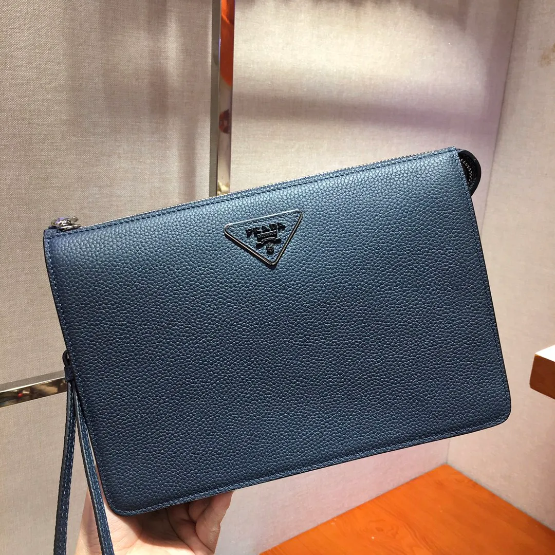 💰1120🎉Exclusive debut🎉New handbag👏2VF001E, original item👍👍Made of imported calfskin material, top metal accessories, removable leather strap, one outer pocket on the front, three compartments, one of which is equipped with eight bank card slots, internal logo plate, enamel triangle logo on the back exterior Heat-embossed logo on front pocket🎉🎉This exquisite men's handbag presents a modern and masculine charm👍👍Recommended to buy🙊🙊Length 26xHeight 18xBottom 4cm👍👍