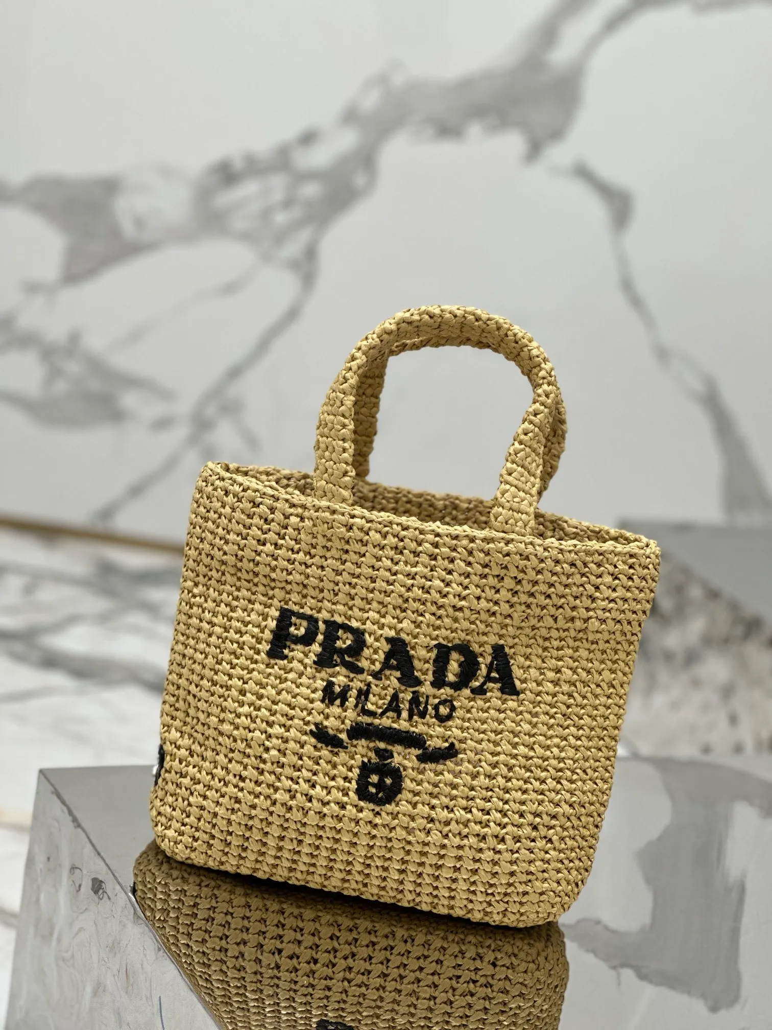 💰1640 Woven Tote Bag (Small Size) This woven tote bag is designed with imported raffia and is very handmade. Each bag is woven by hand using professional techniques. It is light and spacious, has a summer style, and is very versatile! Size: length 24x height 24x bottom 8cm Style number: 1BG422