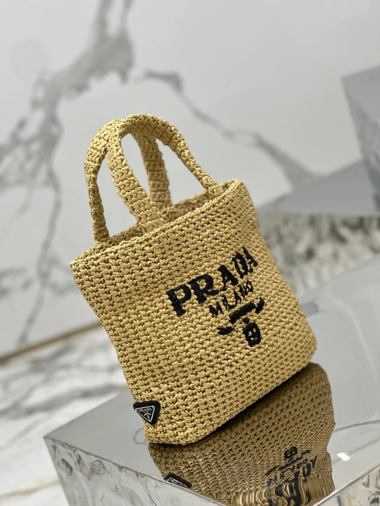 💰1640 Woven Tote Bag (Small Size) This woven tote bag is designed with imported raffia and is very handmade. Each bag is woven by hand using professional techniques. It is light and spacious, has a summer style, and is very versatile! Size: length 24x height 24x bottom 8cm Style number: 1BG422