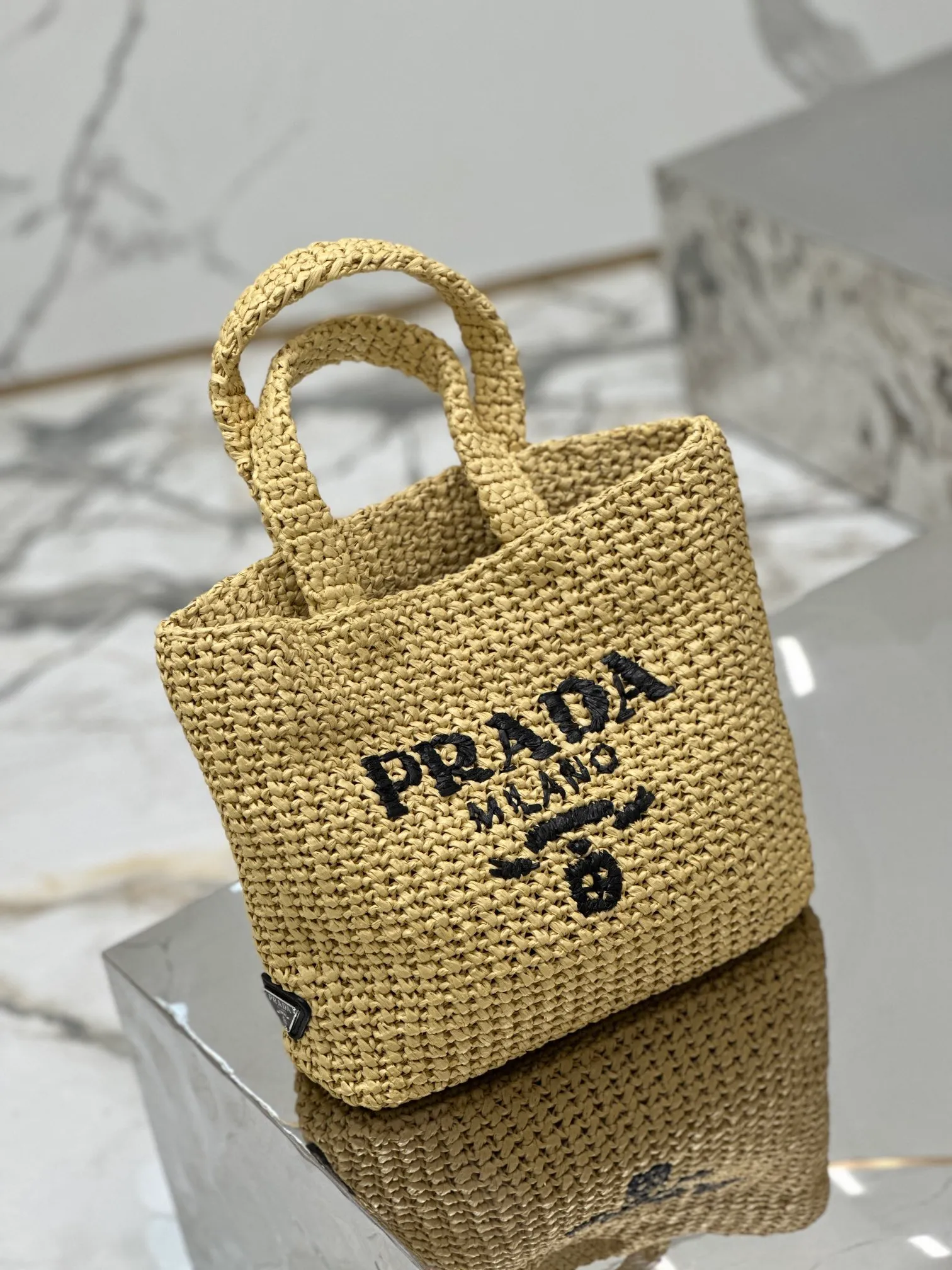 💰1640 Woven Tote Bag (Small Size) This woven tote bag is designed with imported raffia and is very handmade. Each bag is woven by hand using professional techniques. It is light and spacious, has a summer style, and is very versatile! Size: length 24x height 24x bottom 8cm Style number: 1BG422