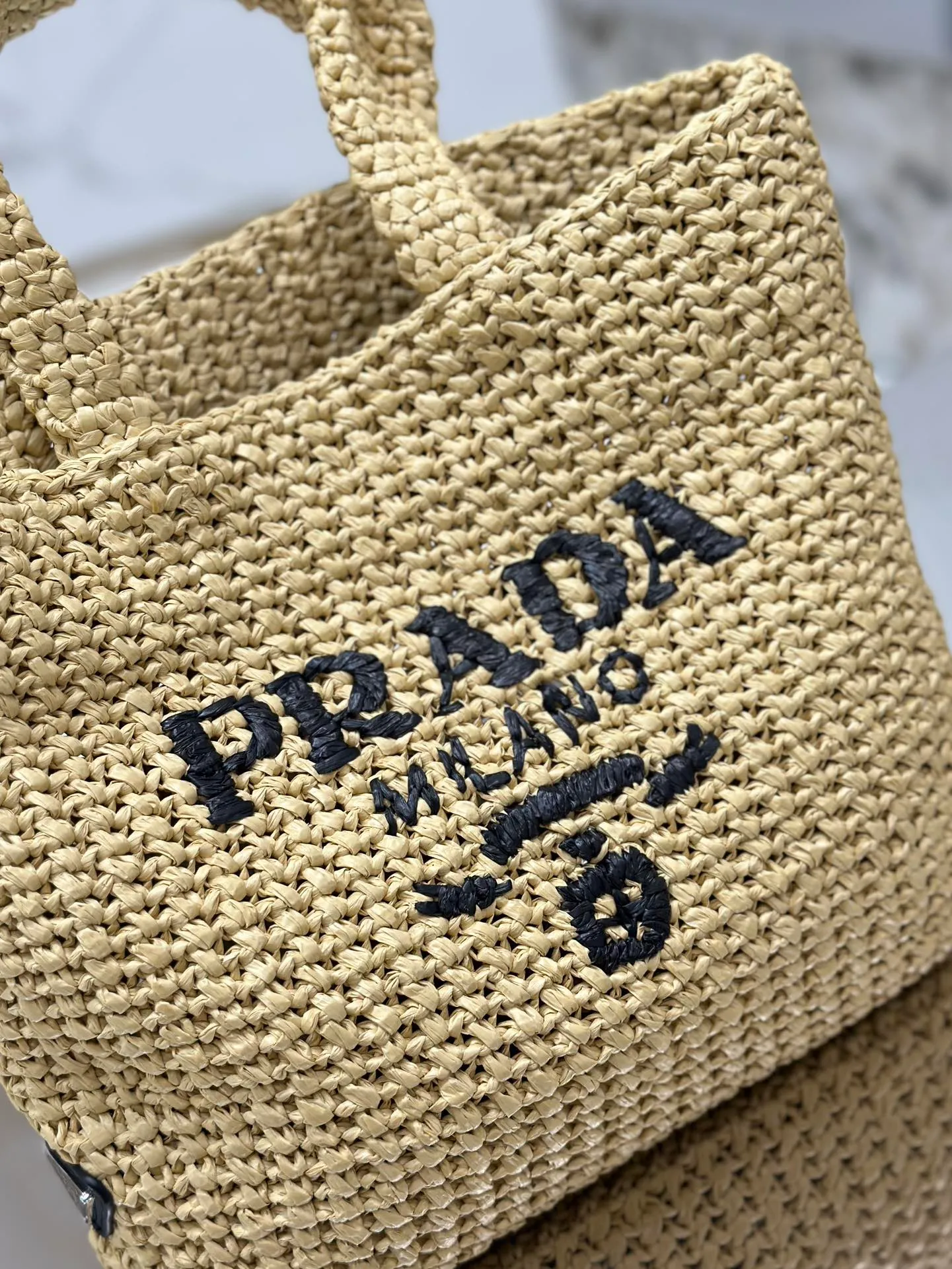 💰1640 Woven Tote Bag (Small Size) This woven tote bag is designed with imported raffia and is very handmade. Each bag is woven by hand using professional techniques. It is light and spacious, has a summer style, and is very versatile! Size: length 24x height 24x bottom 8cm Style number: 1BG422